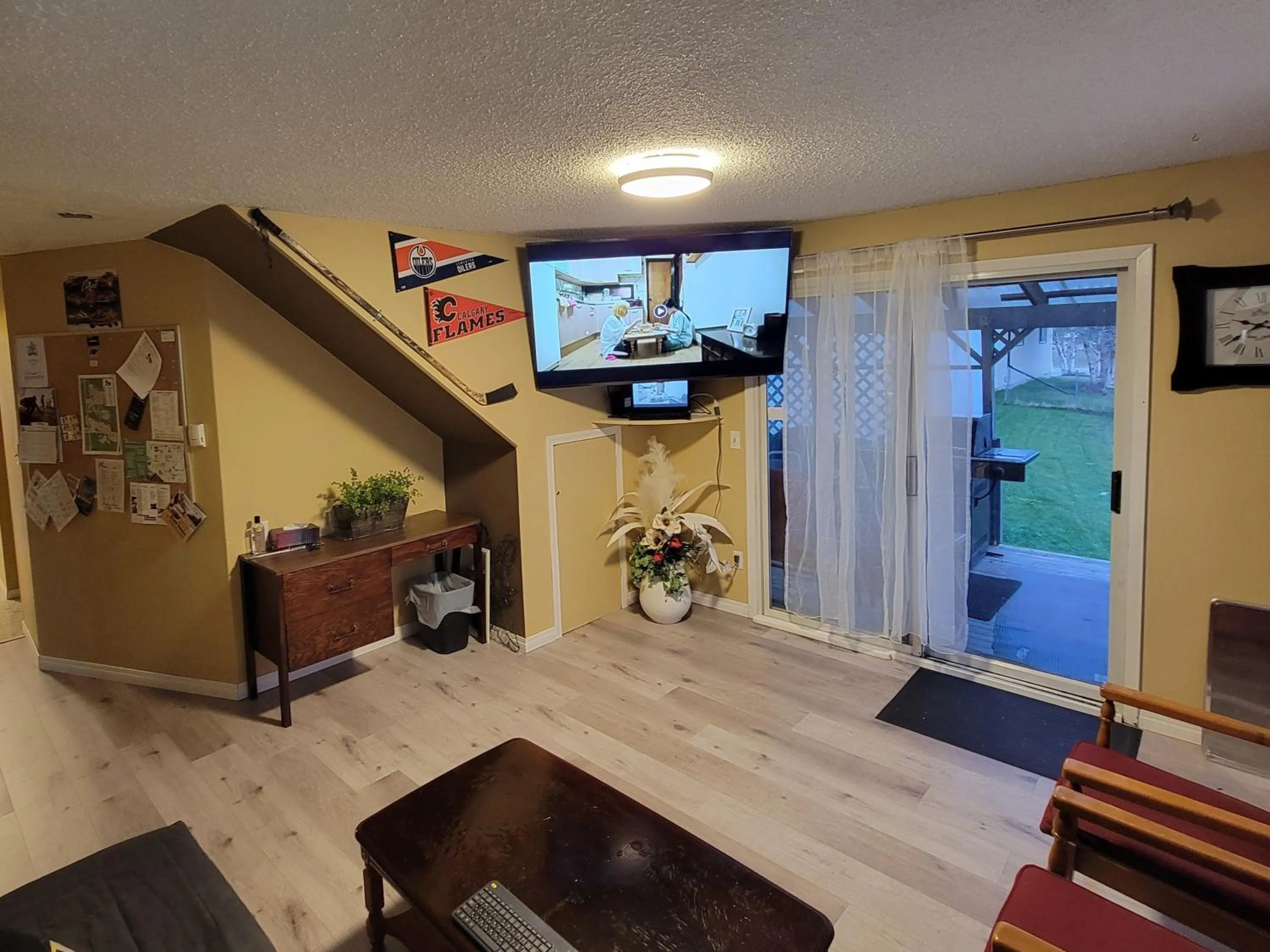 Communal lounge/ TV room in GRIZZLY MOTEL