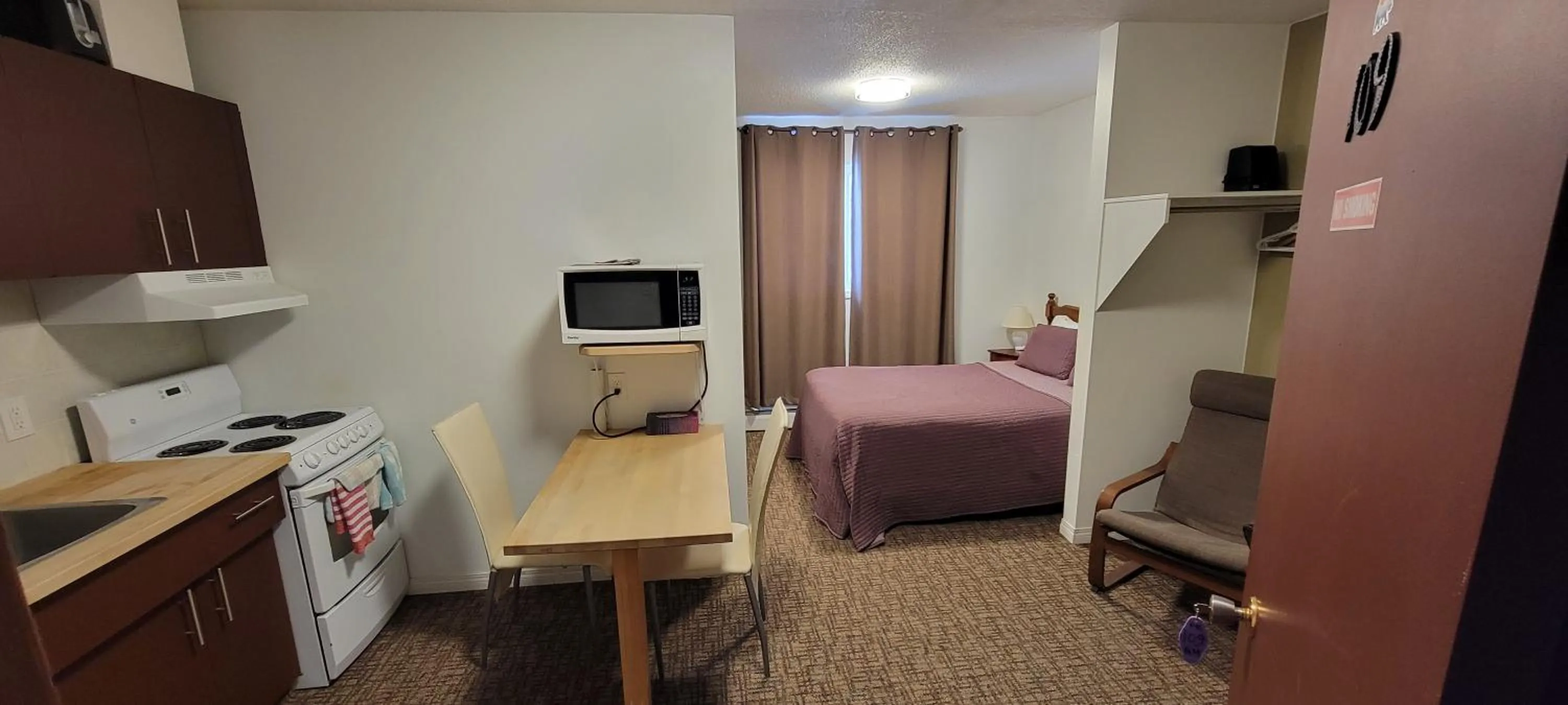 Kitchen or kitchenette, Bed in GRIZZLY MOTEL