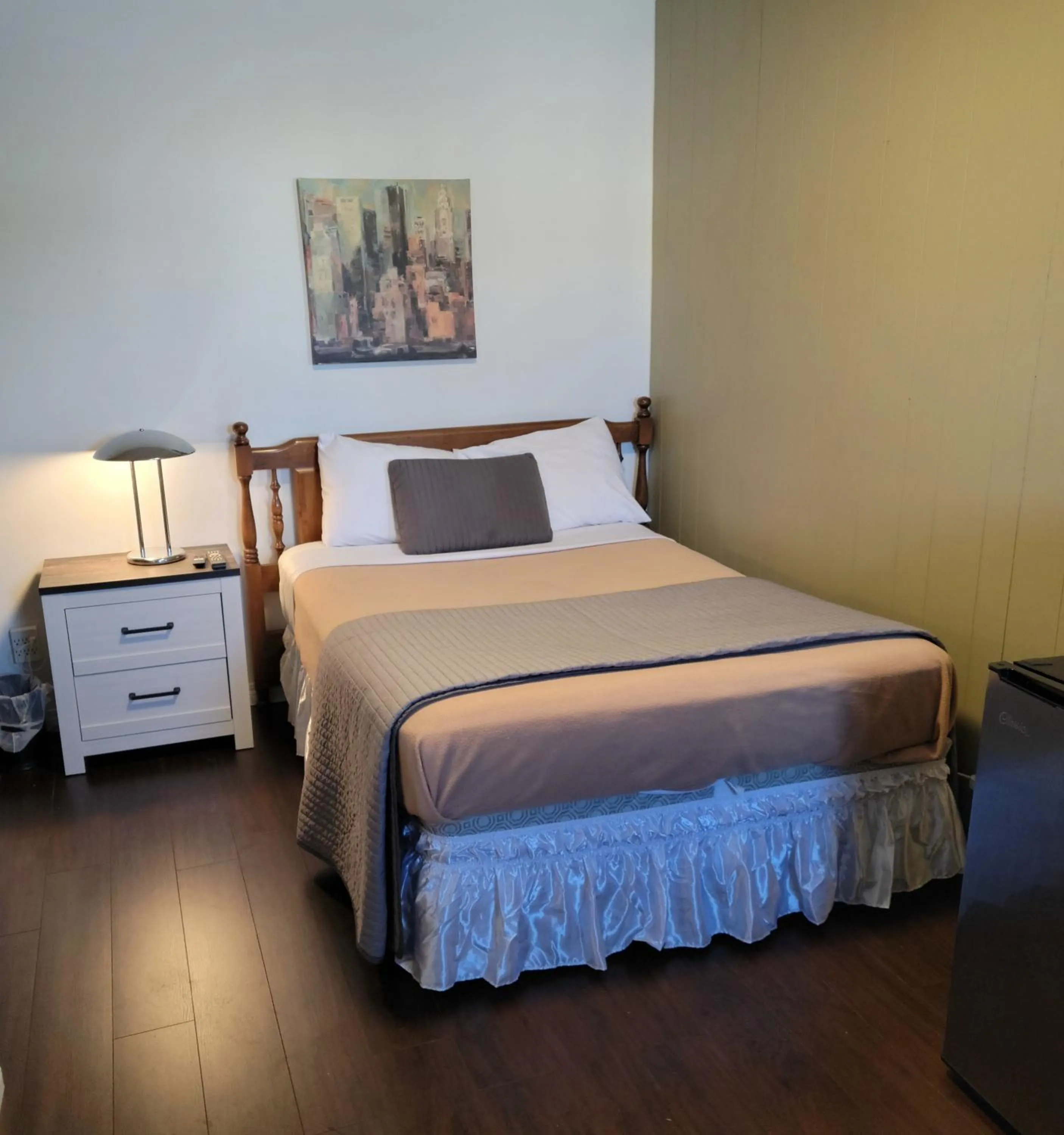 Bed in GRIZZLY MOTEL