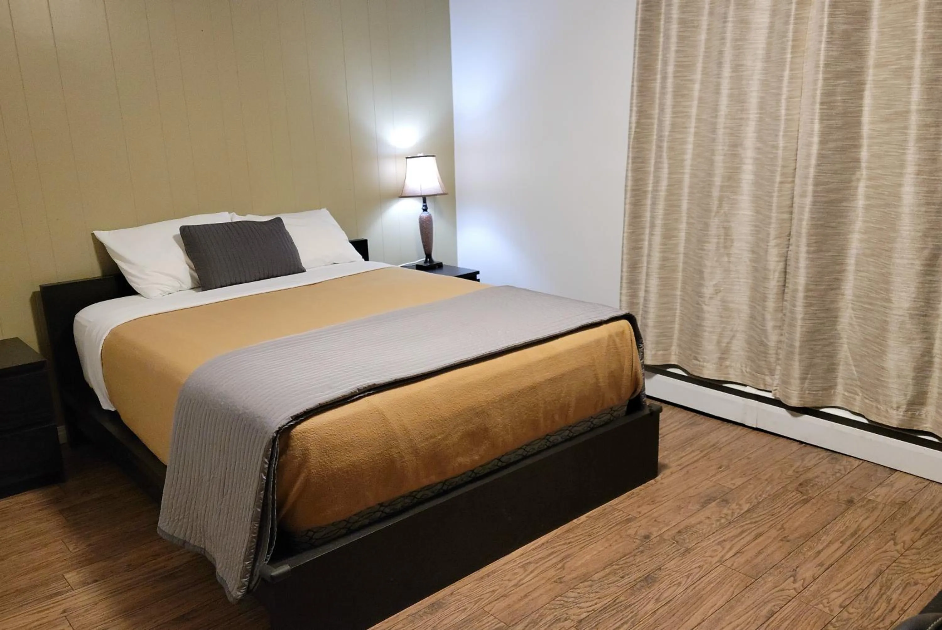 Bedroom, Bed in GRIZZLY MOTEL