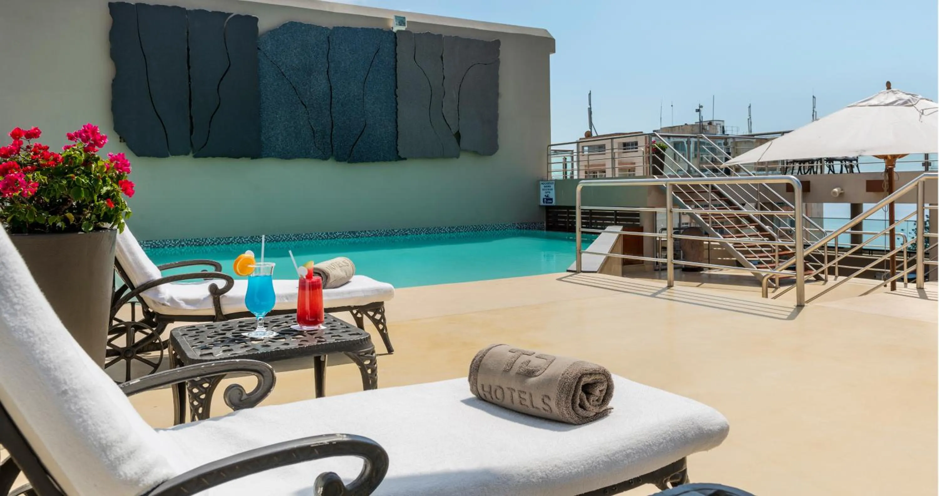 Swimming pool in Hotel Avenida