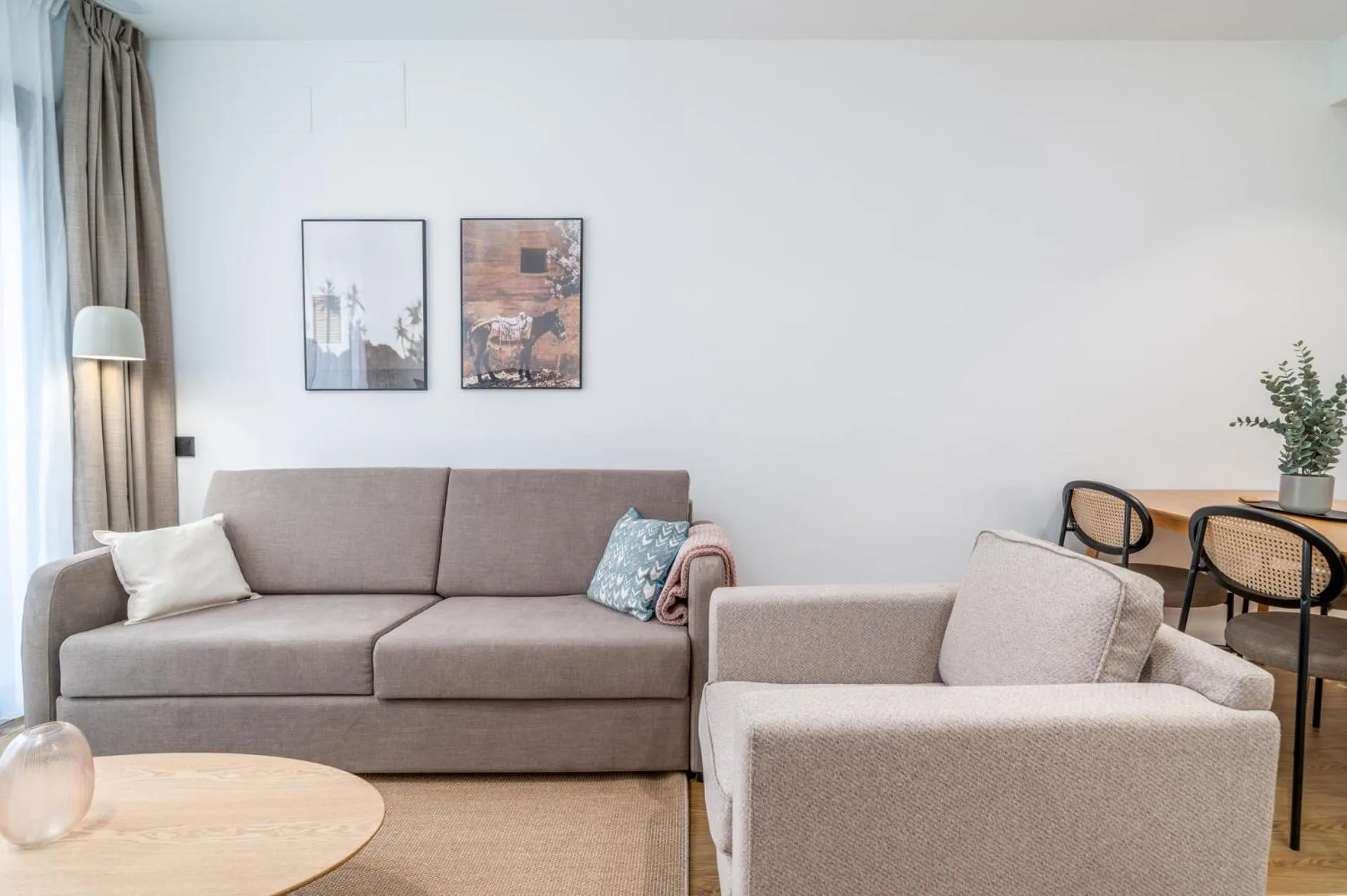 Living room in Limehome Barcelona Plaça Pirineus
