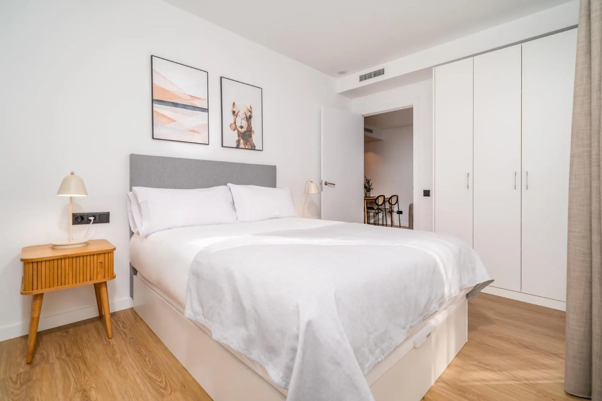 Bed in Limehome Barcelona Plaça Pirineus