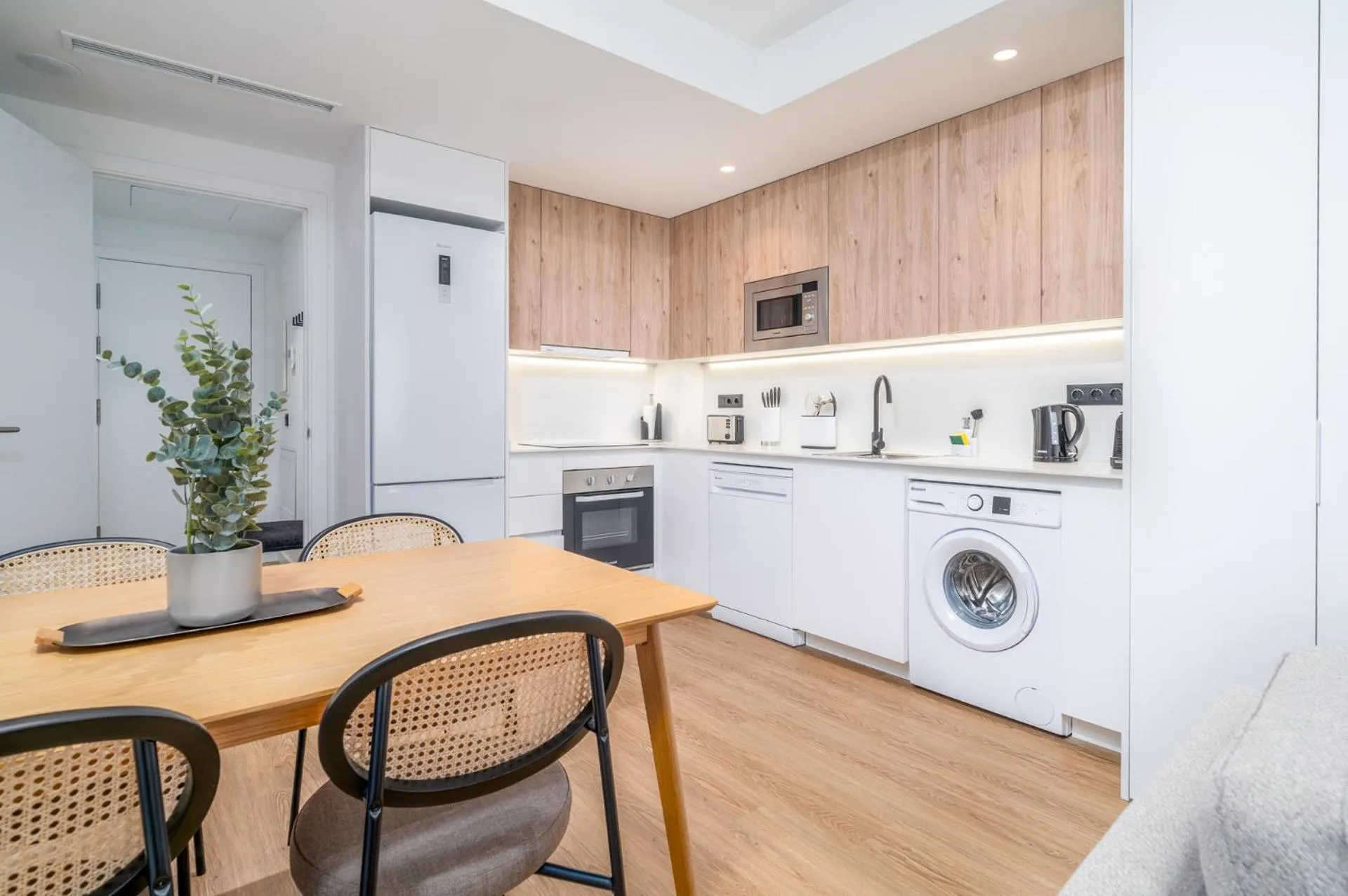 Kitchen or kitchenette in Limehome Barcelona Plaça Pirineus