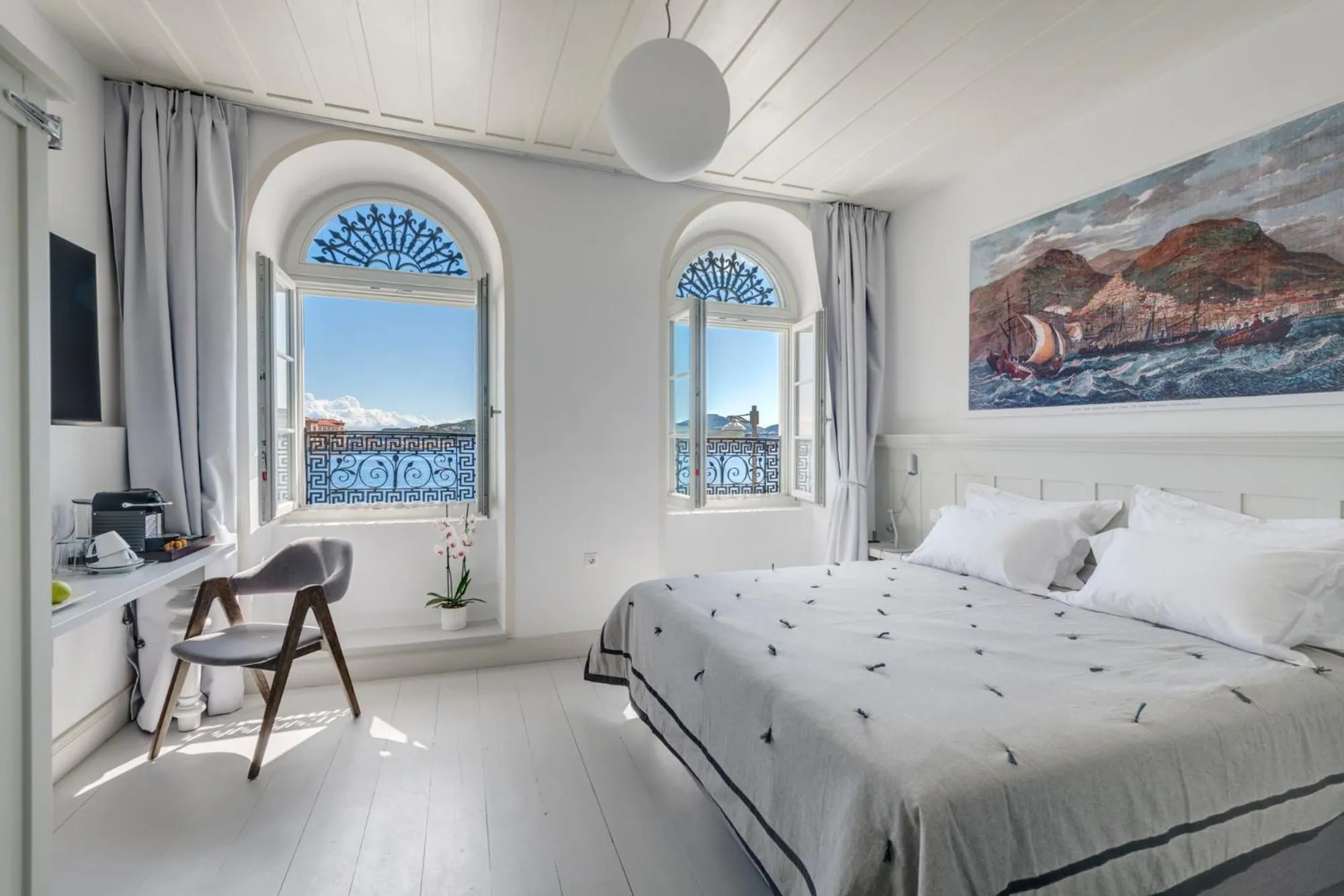 Photo of the whole room, Bed in Skylight