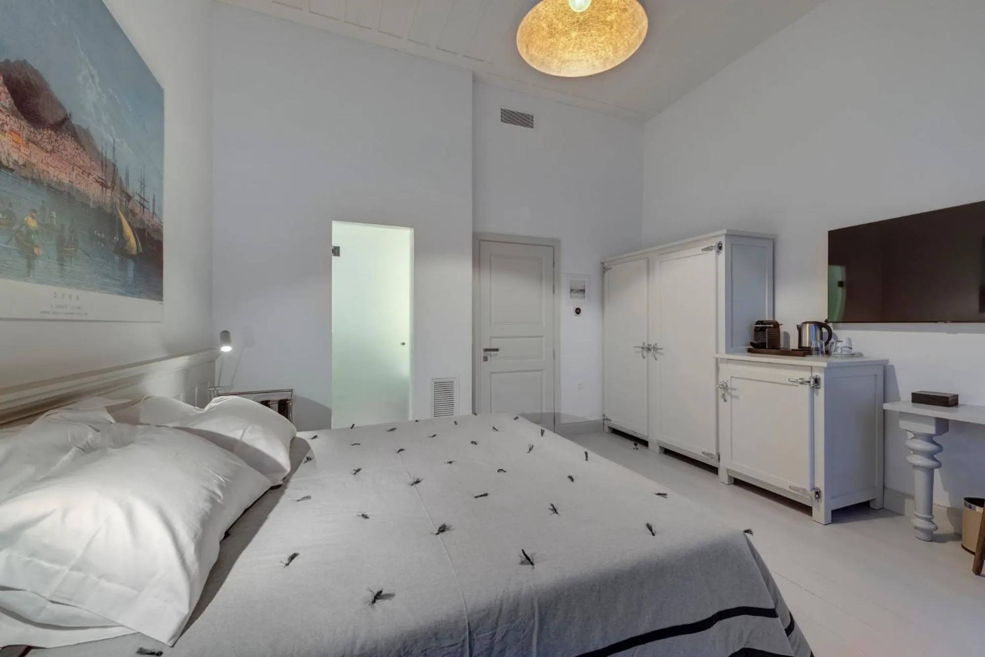 Photo of the whole room, Bed in Skylight