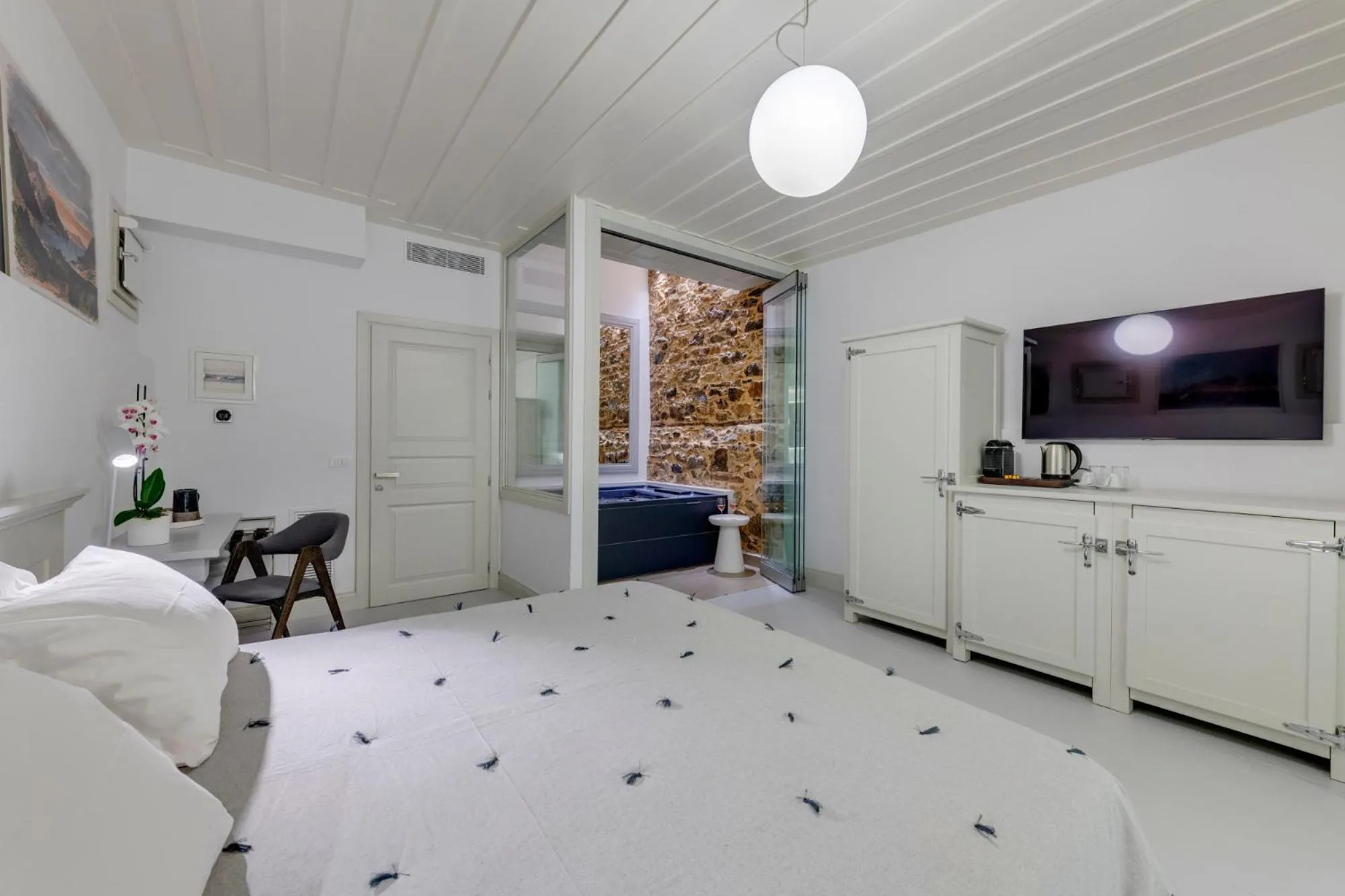 Photo of the whole room, Bed in Skylight