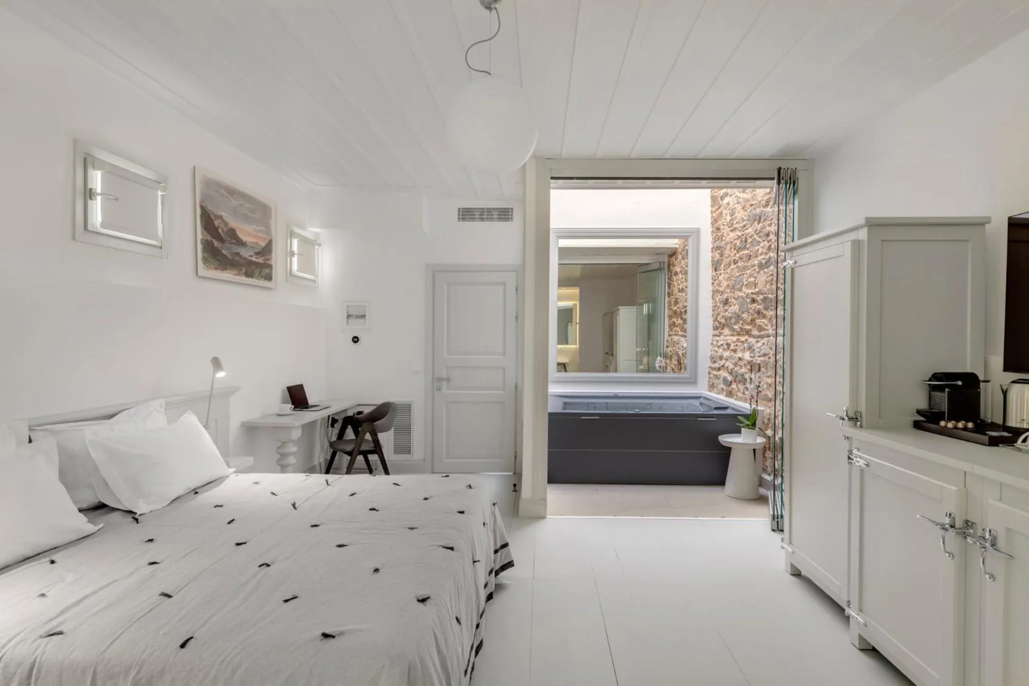 Photo of the whole room, Bed in Skylight