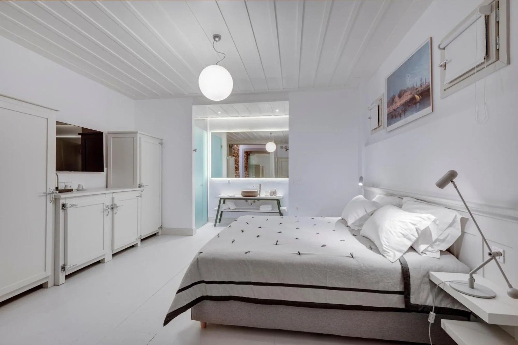 Photo of the whole room, Bed in Skylight