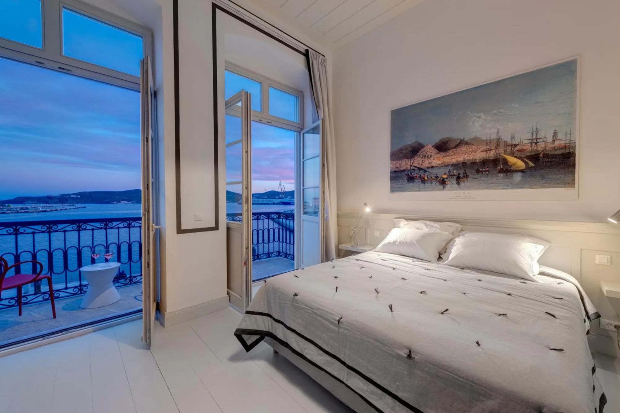 Photo of the whole room, Bed in Skylight