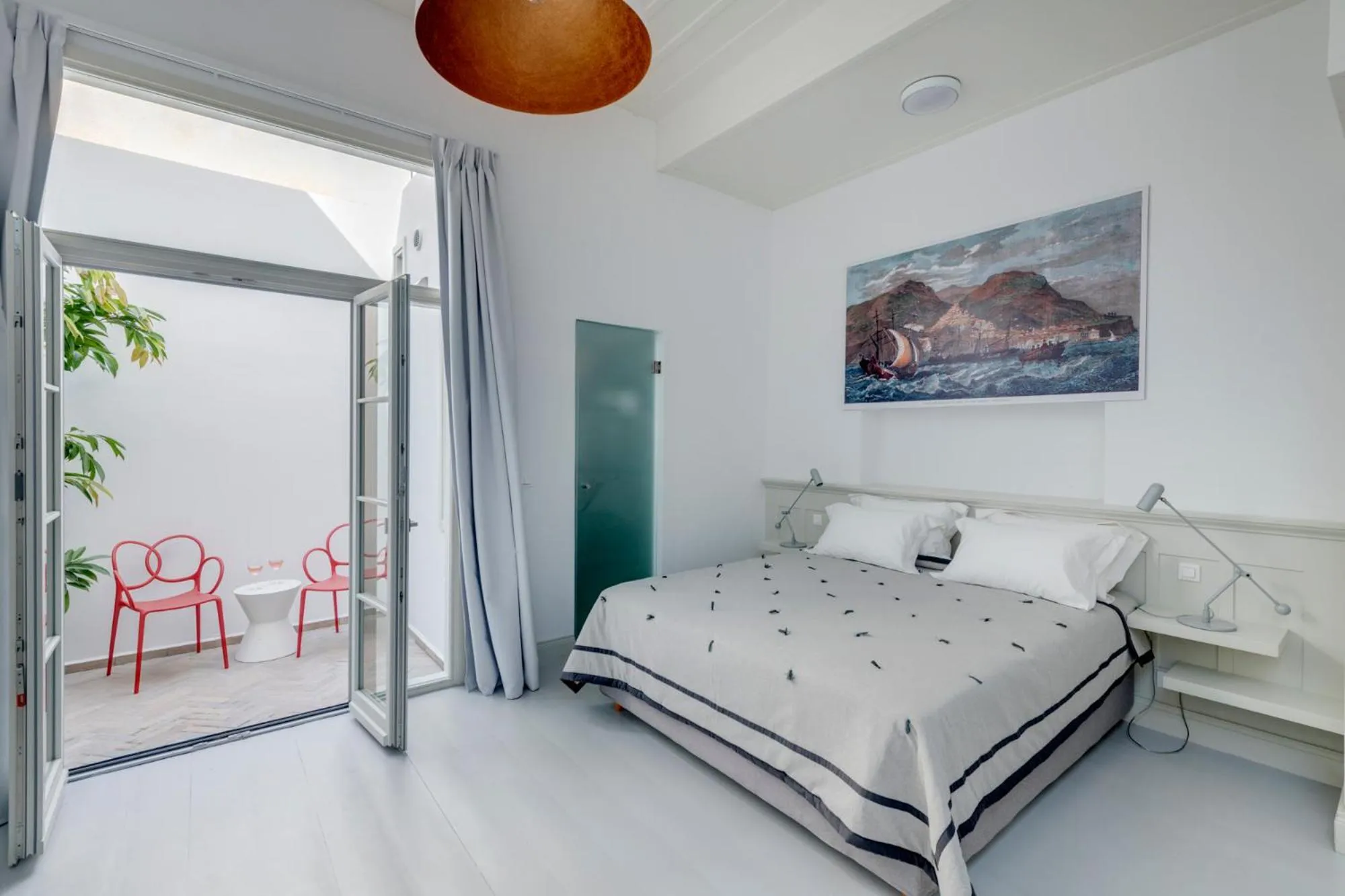 Photo of the whole room, Bed in Skylight