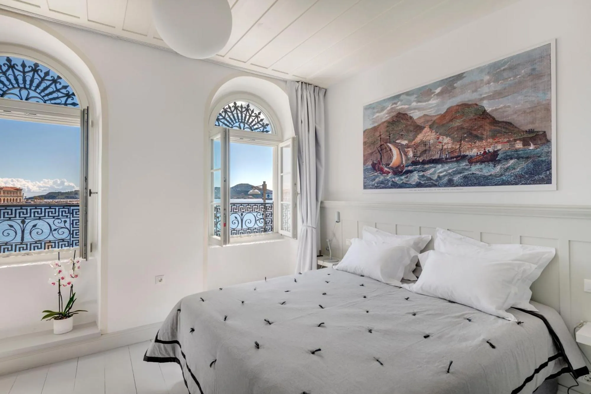 Photo of the whole room, Bed in Skylight