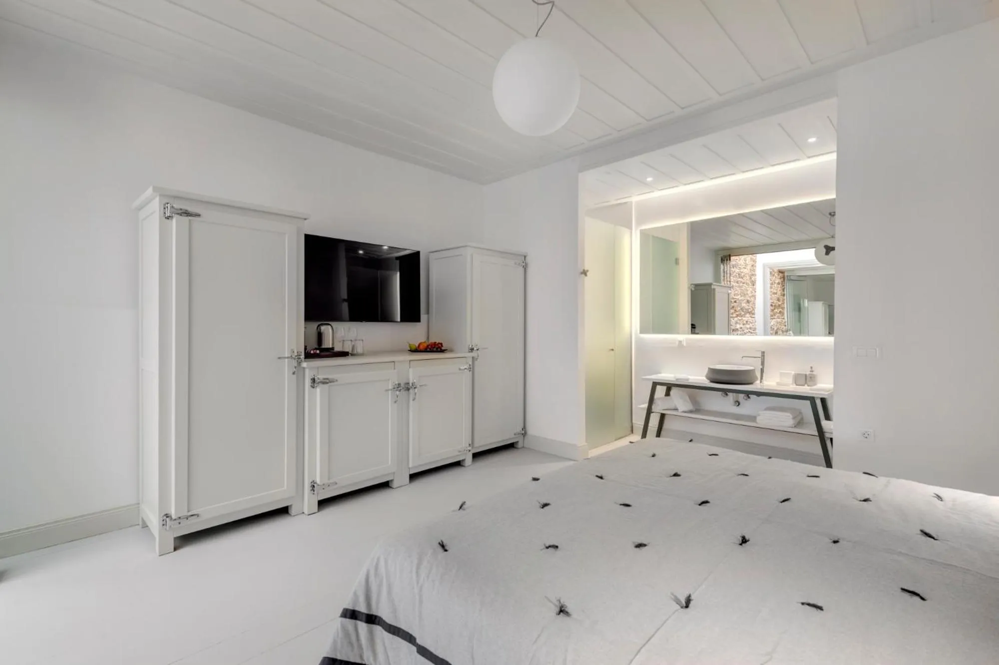 Photo of the whole room, Bed in Skylight