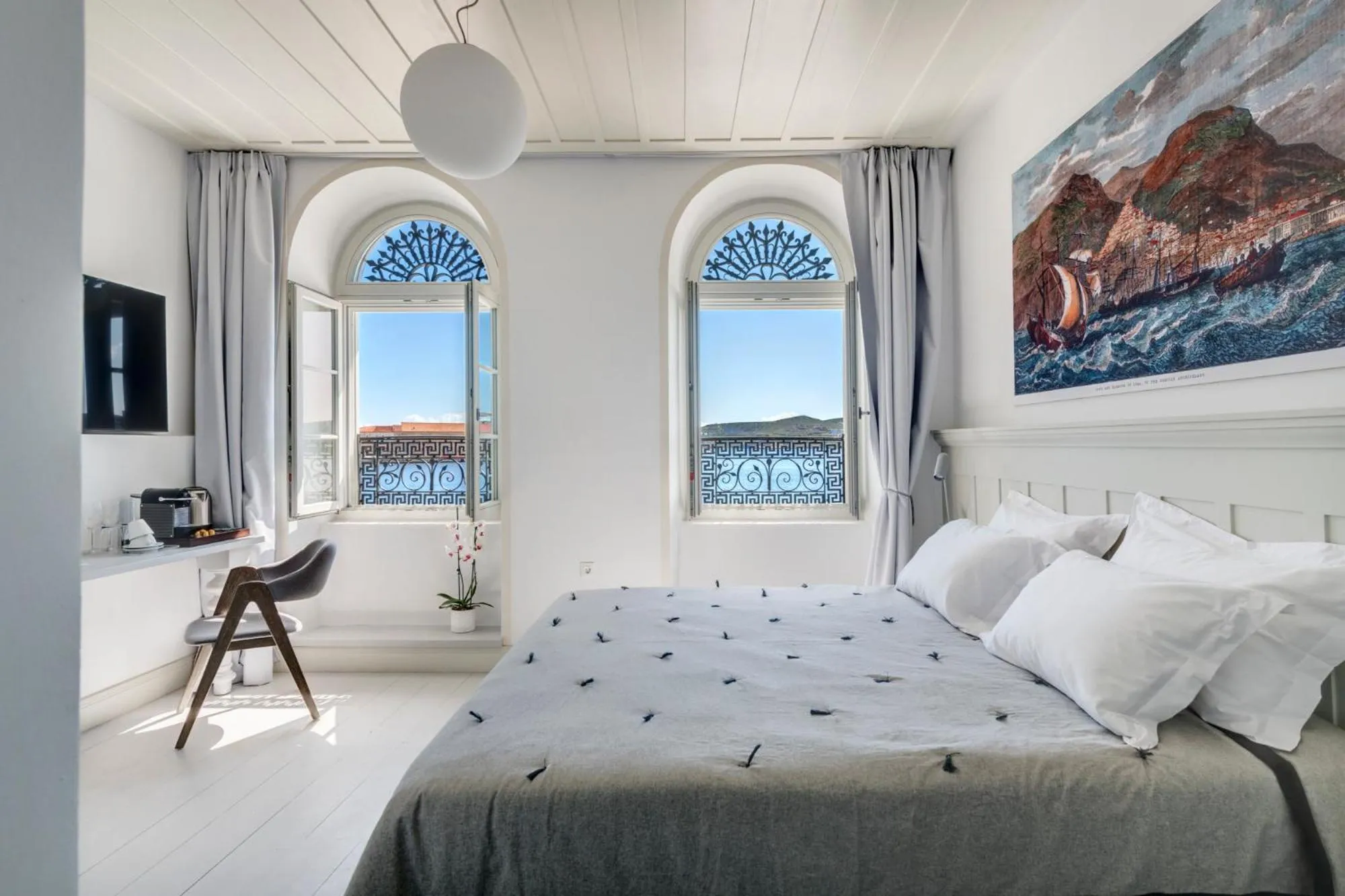 Photo of the whole room, Bed in Skylight