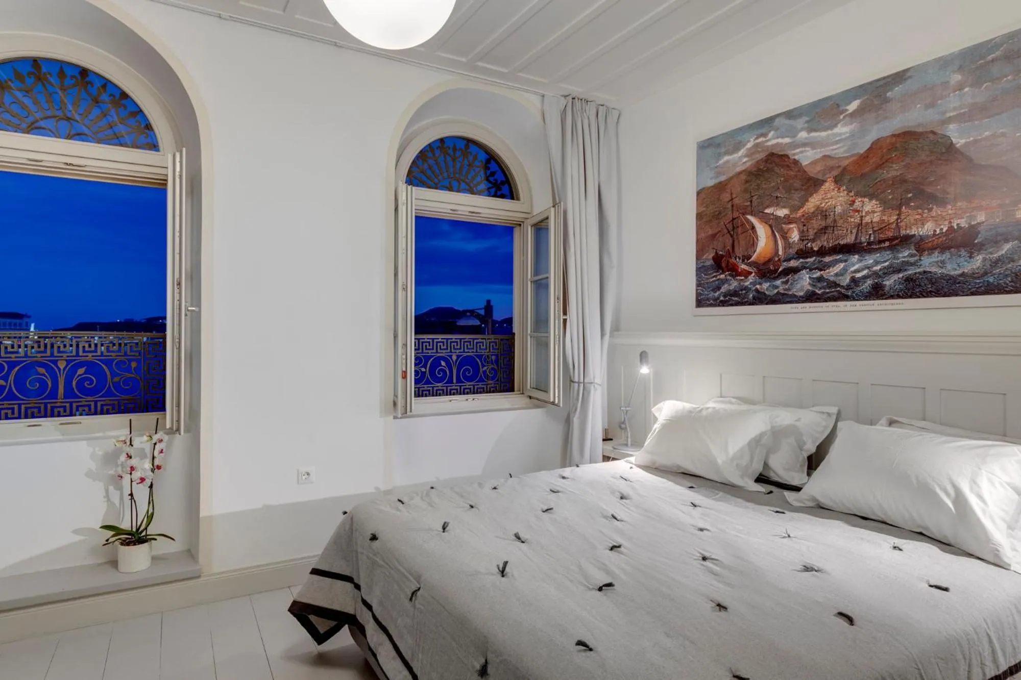 Photo of the whole room, Bed in Skylight