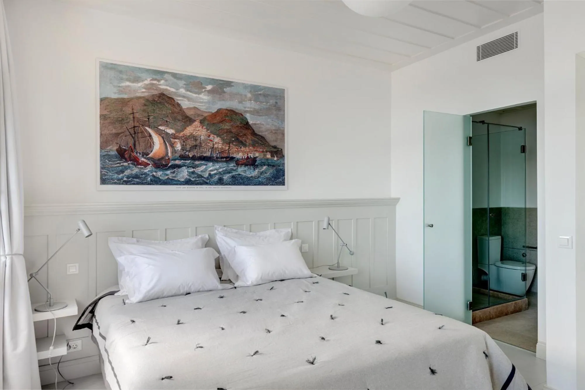 Photo of the whole room, Bed in Skylight