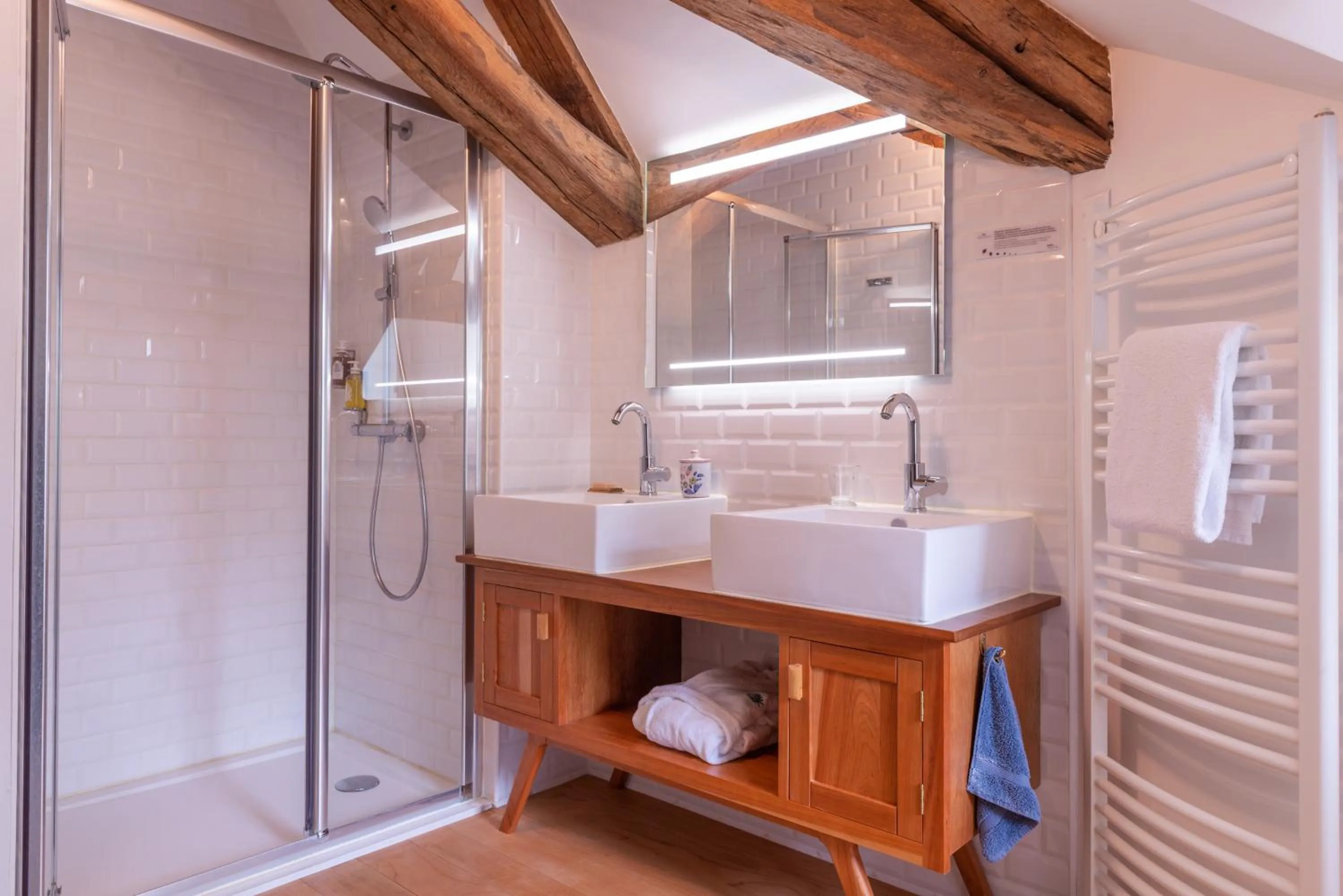 Shower in Le Domaine de Mestré, The Originals Relais