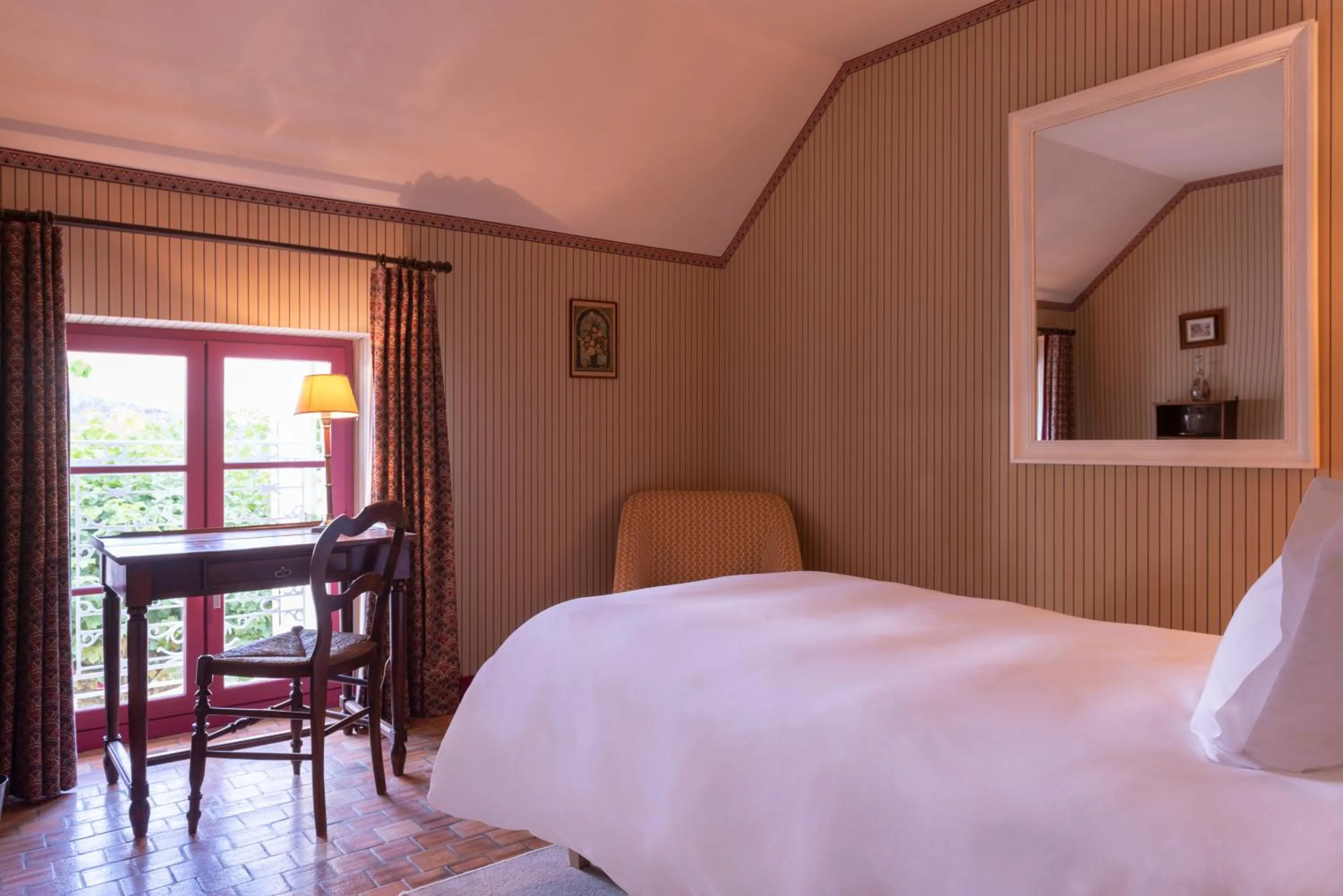 Bed in Le Domaine de Mestré, The Originals Relais