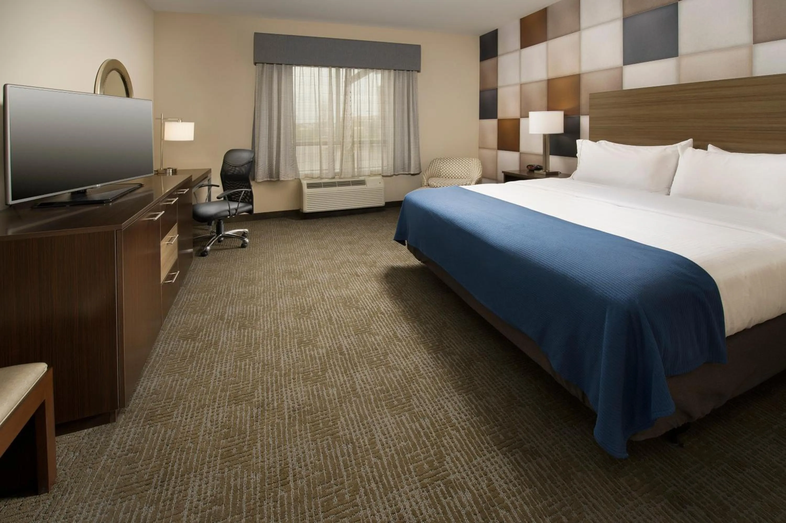Photo of the whole room, Bed in Holiday Inn Express Hotel & Suites Waco South by IHG