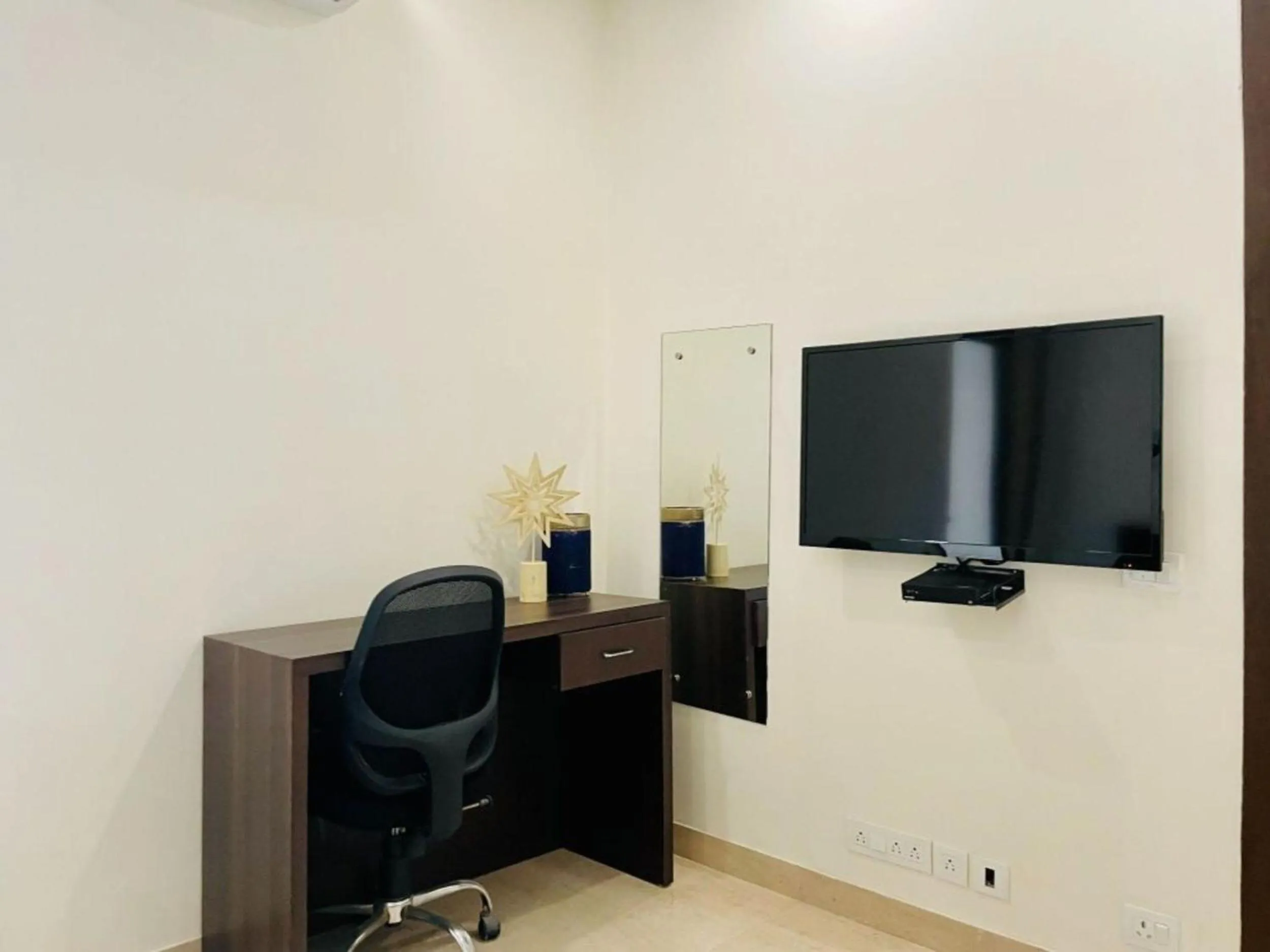 TV and multimedia in Olive Service Apartments - DLF Cyber City