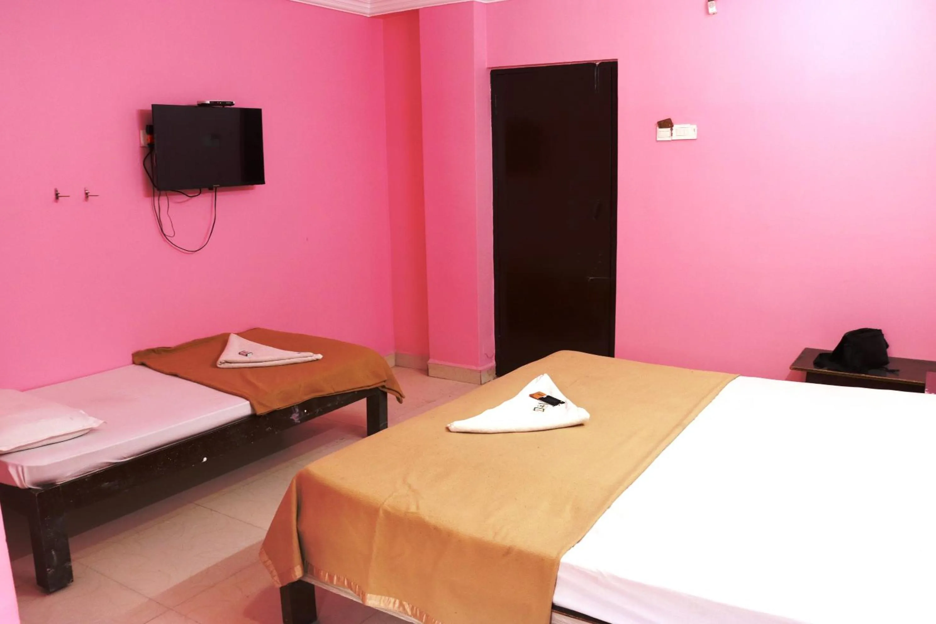 Communal lounge/ TV room, Bed in Sujan Residency's