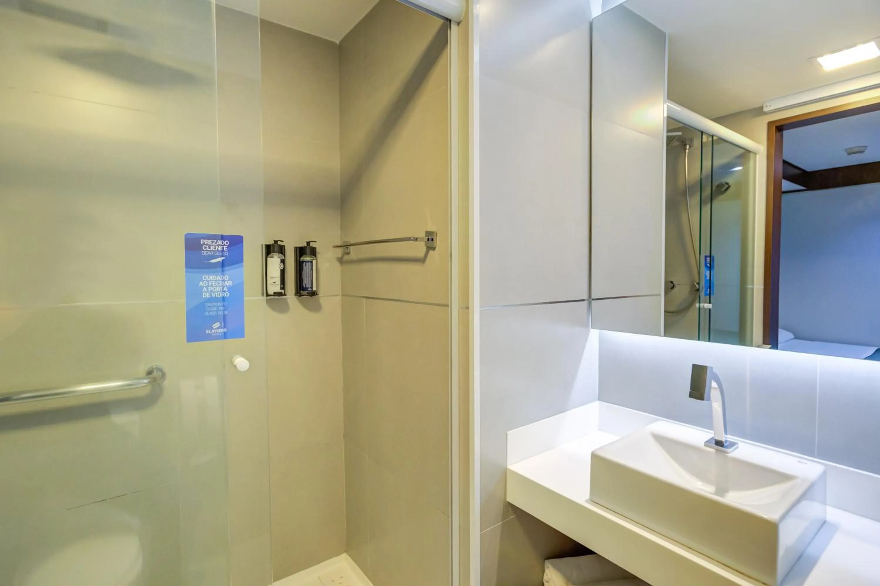 Bathroom in FAST SLEEP Guarulhos by Slaviero Hotéis