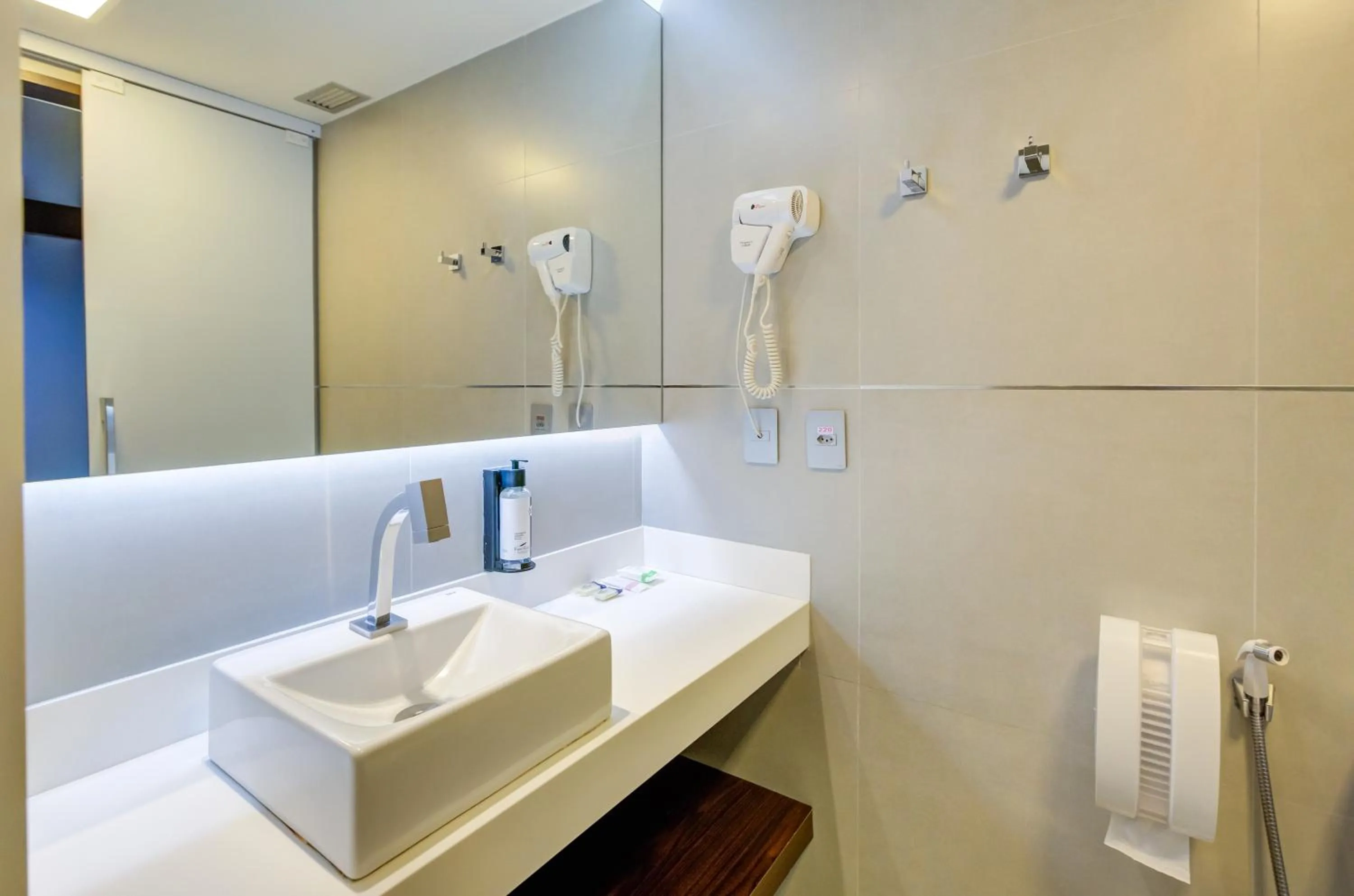 Bathroom in FAST SLEEP Guarulhos by Slaviero Hotéis