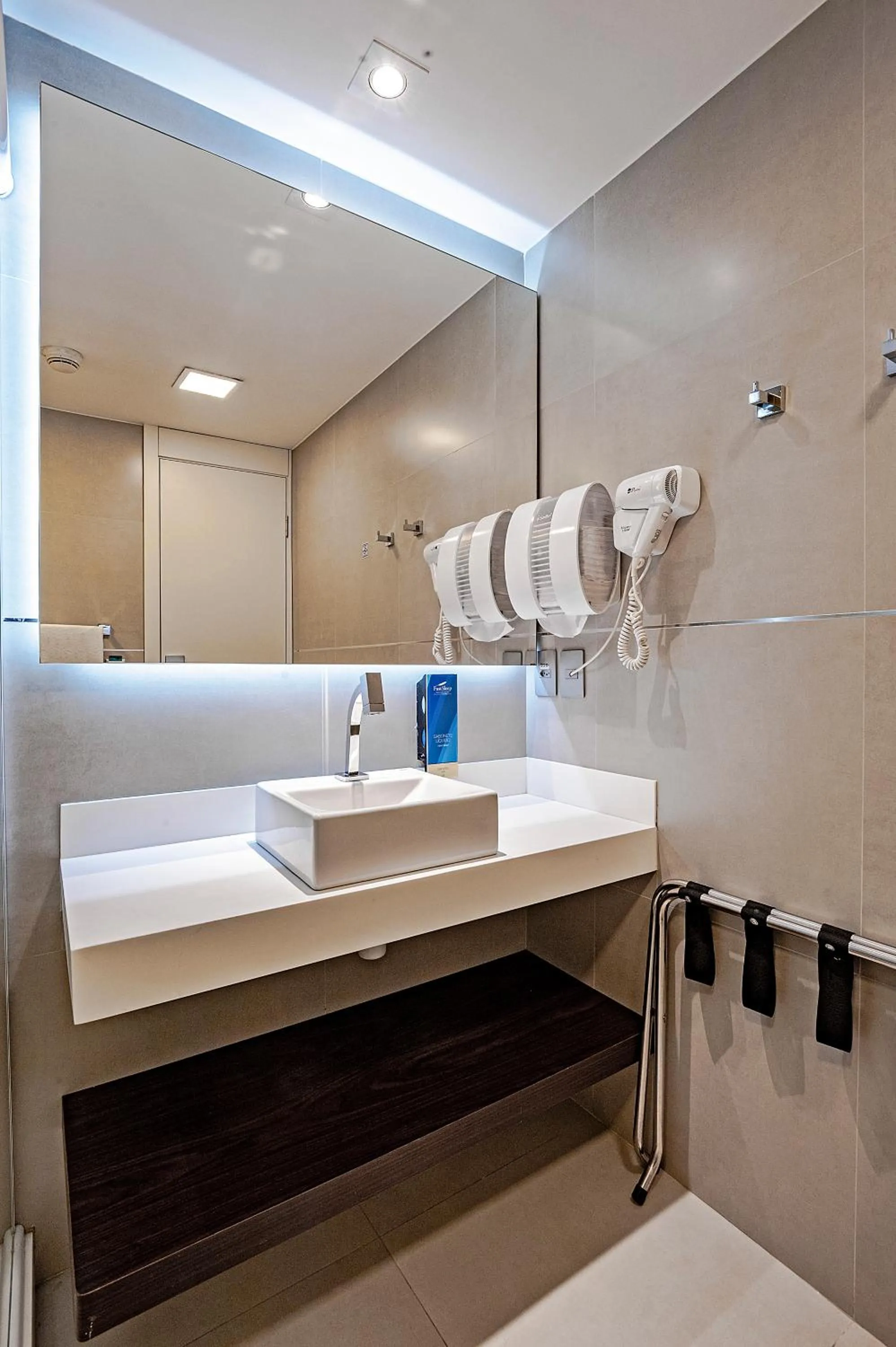 Bathroom in FAST SLEEP Guarulhos by Slaviero Hotéis
