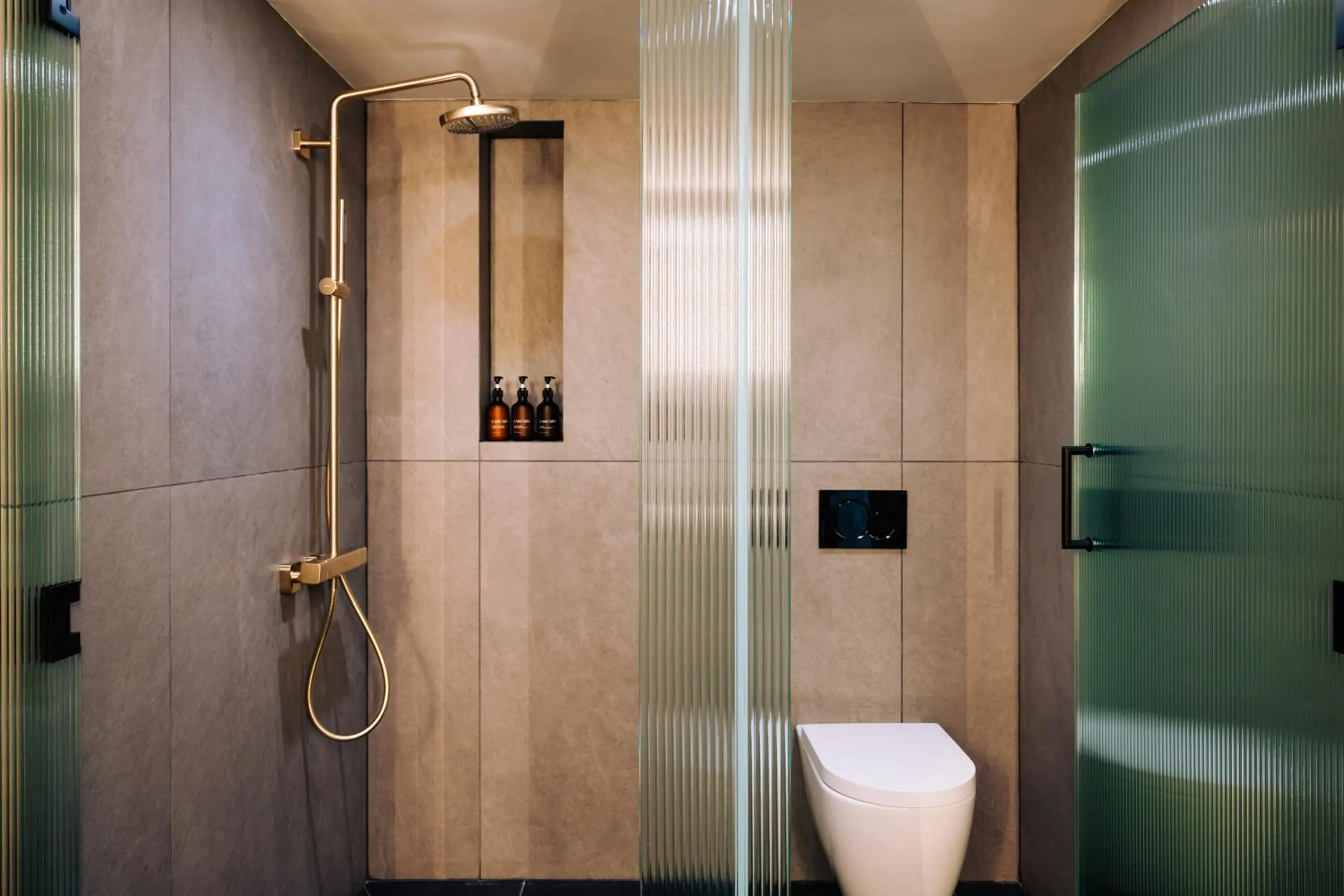 Shower in CASCADA Thermal Springs & Hotel