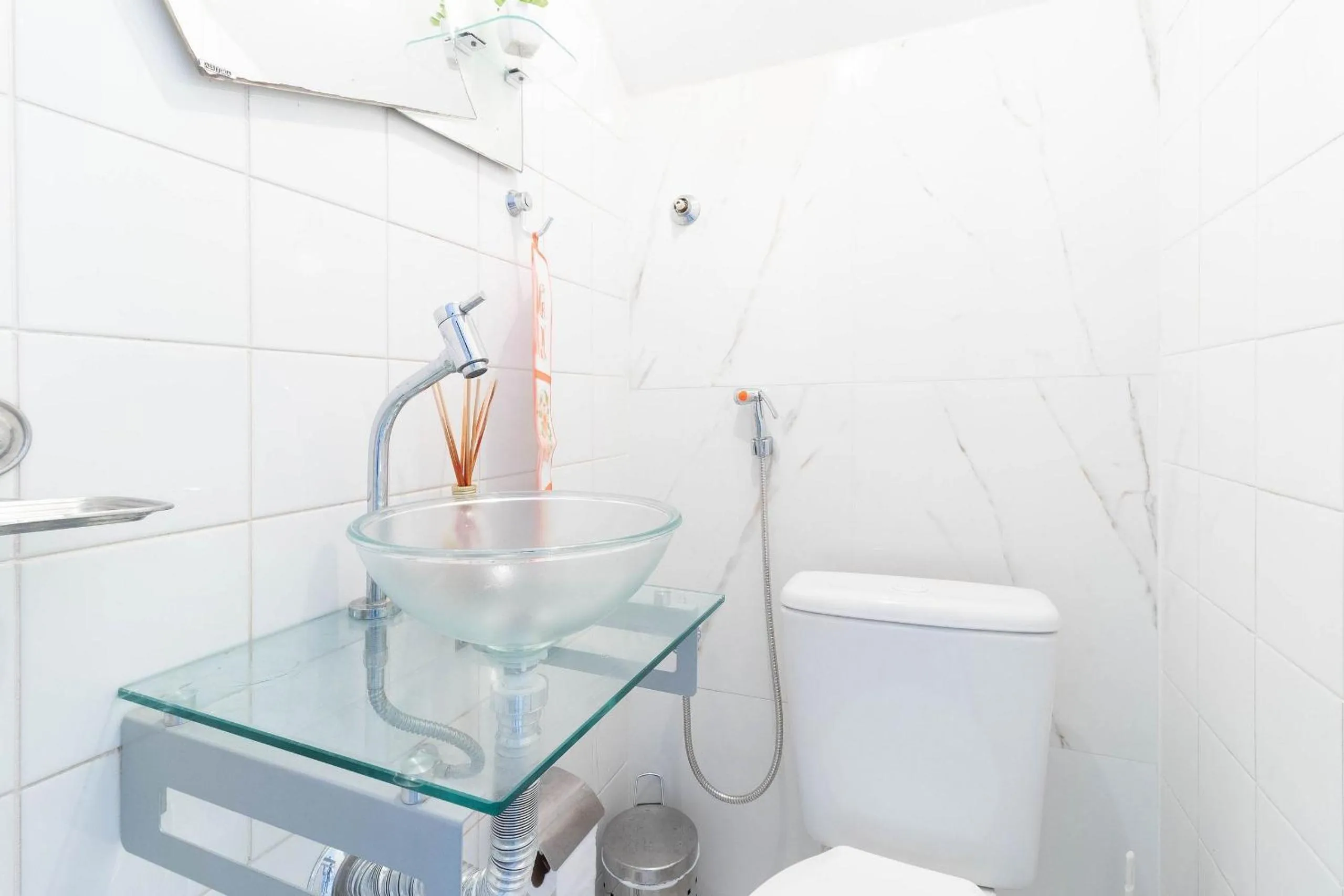 Bathroom in GB39 Apto a 50m da Praia em Guarajuba, 2/4