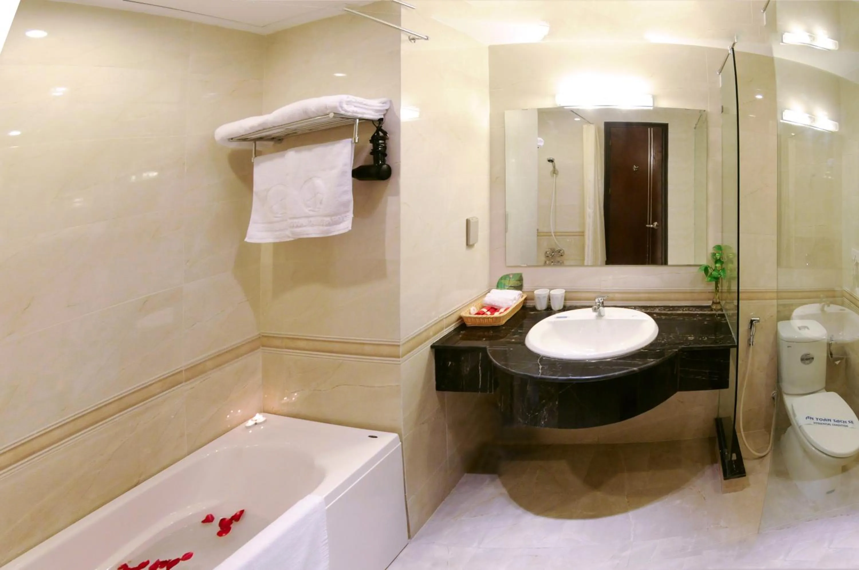 Bathroom in Khách sạn Công Đoàn Quảng Bá