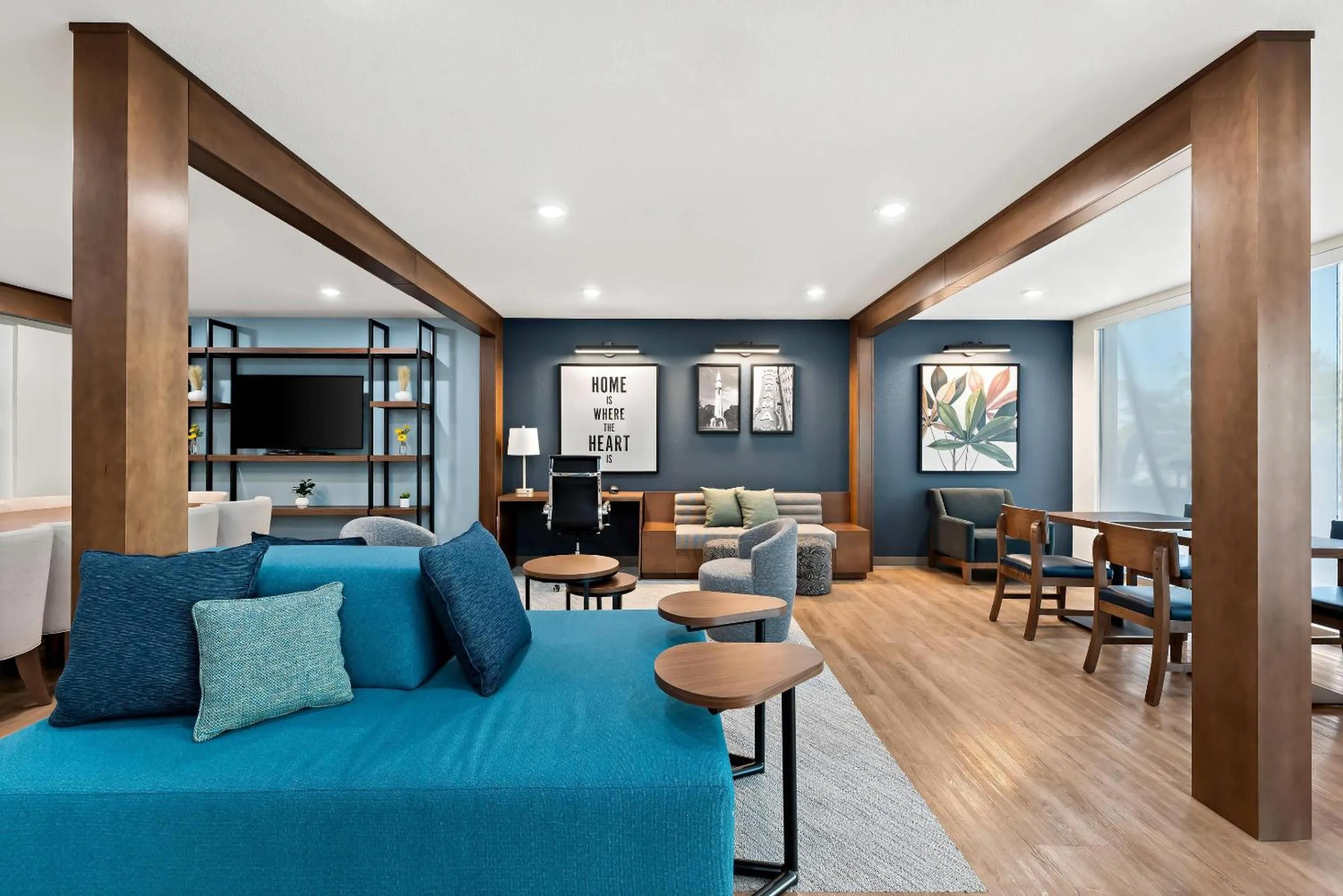 Lobby or reception in Everhome Suites Huntsville - Research Park