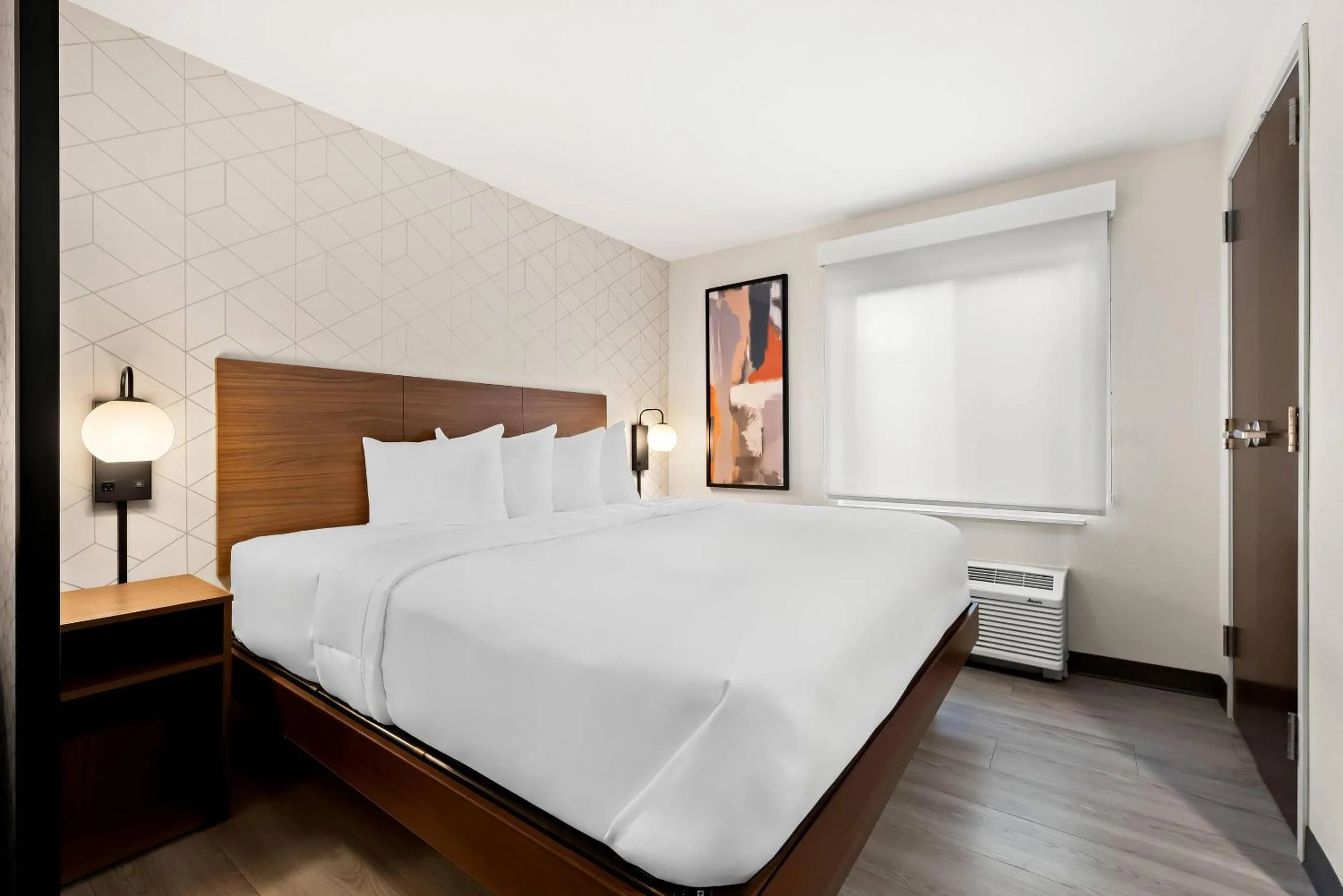 Bedroom, Bed in Everhome Suites Huntsville - Research Park