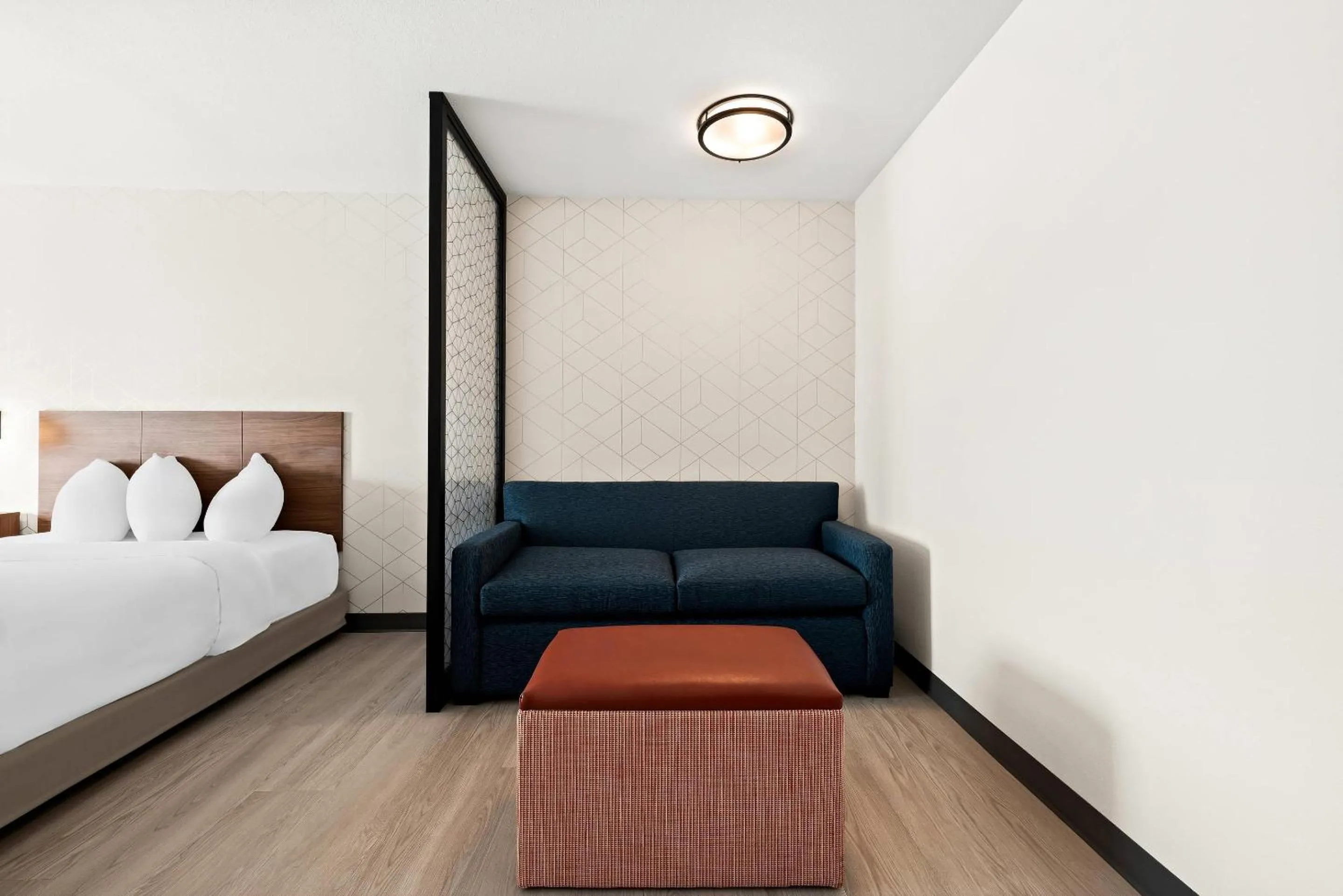 Bedroom, Bed in Everhome Suites Huntsville - Research Park