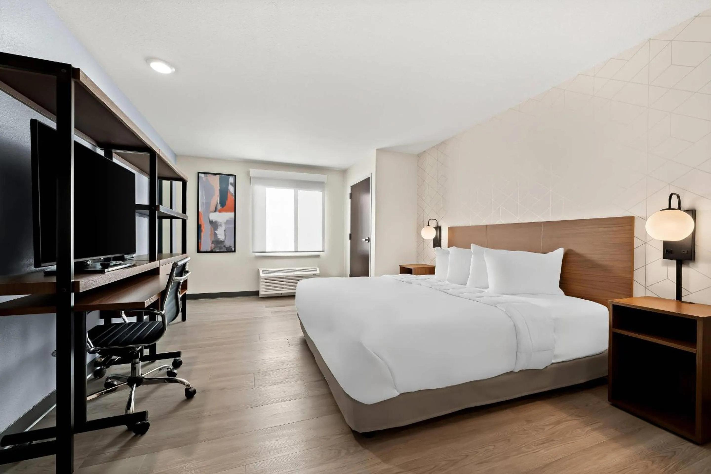 Bedroom, Bed in Everhome Suites Huntsville - Research Park