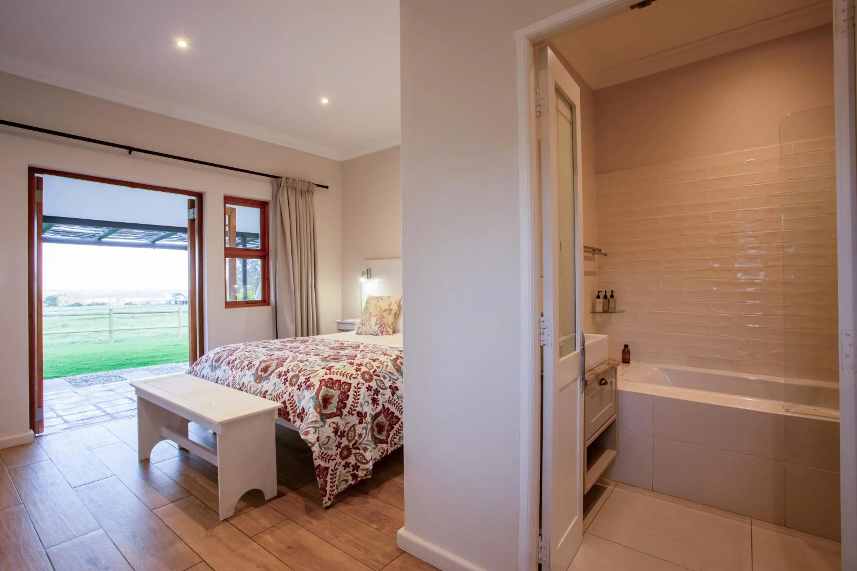 Bathroom, Bed in Raptor Rise Farm