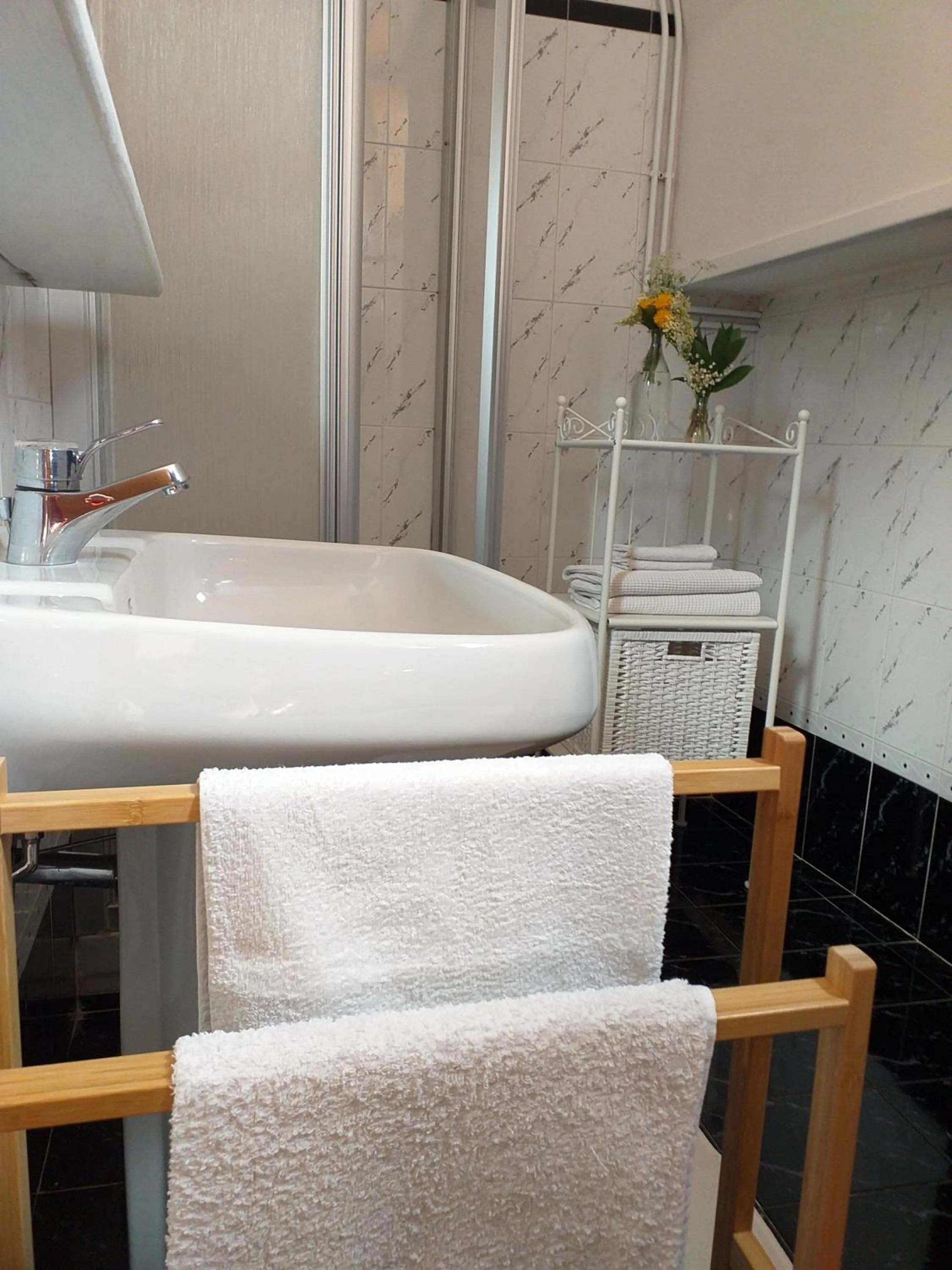 Shower, Bed in B&B dei Laghi