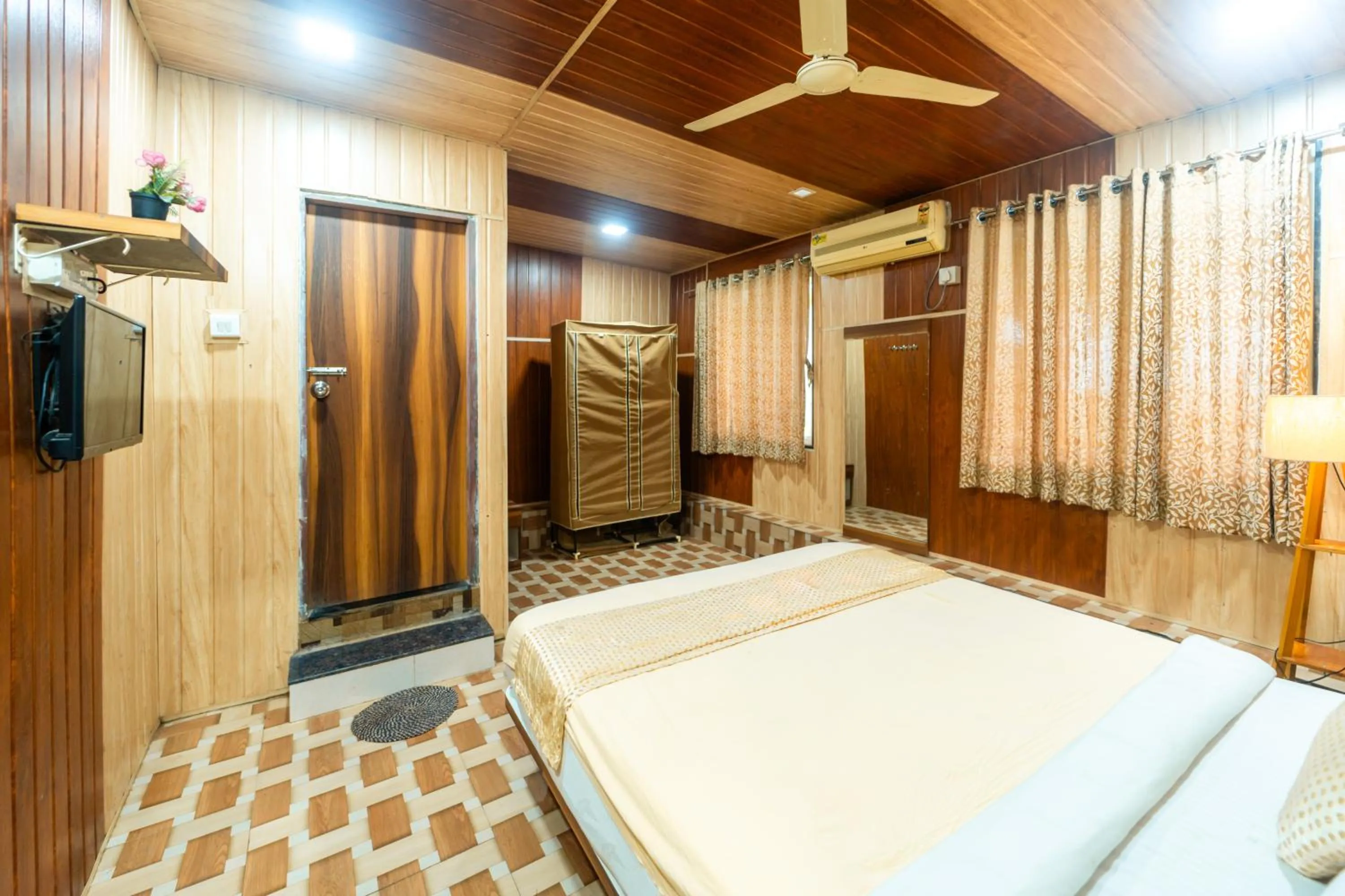 Bedroom, Bed in Strawberry County