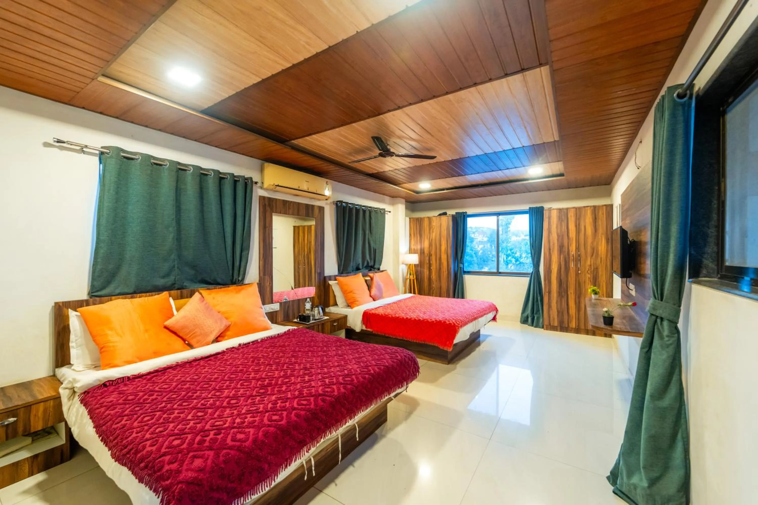 Photo of the whole room, Bed in Strawberry County