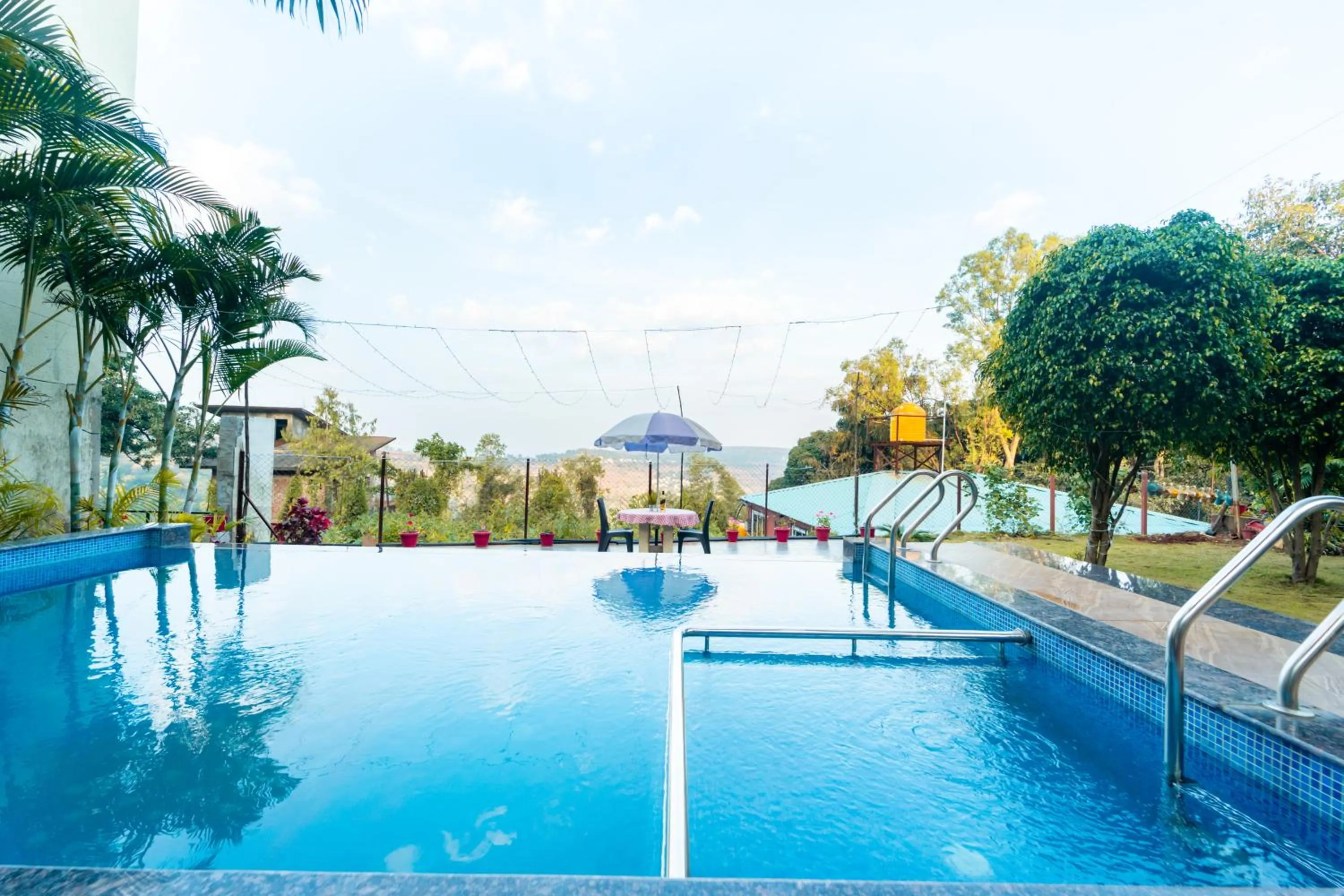 Swimming pool in Strawberry County