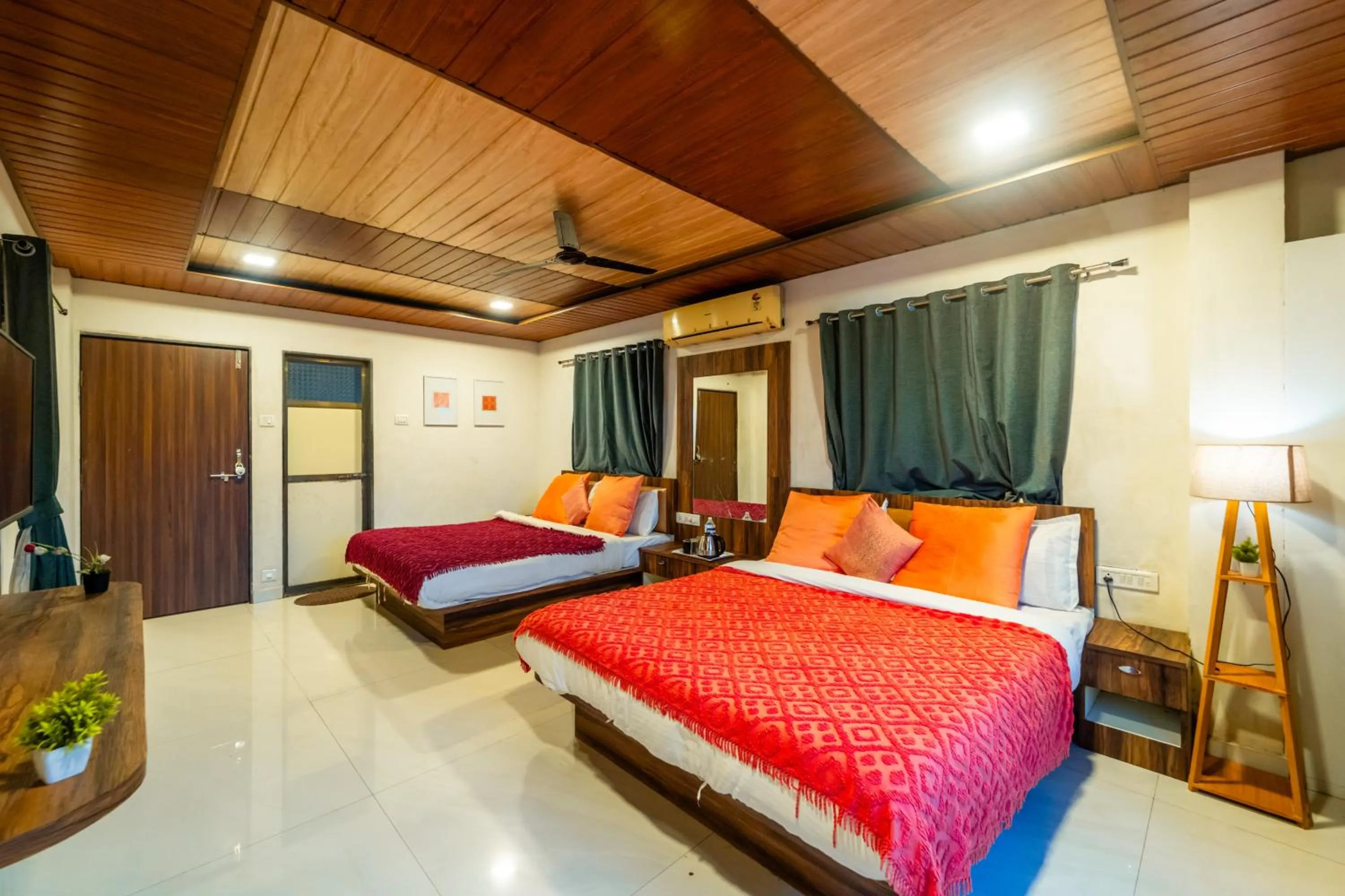 Photo of the whole room, Bed in Strawberry County