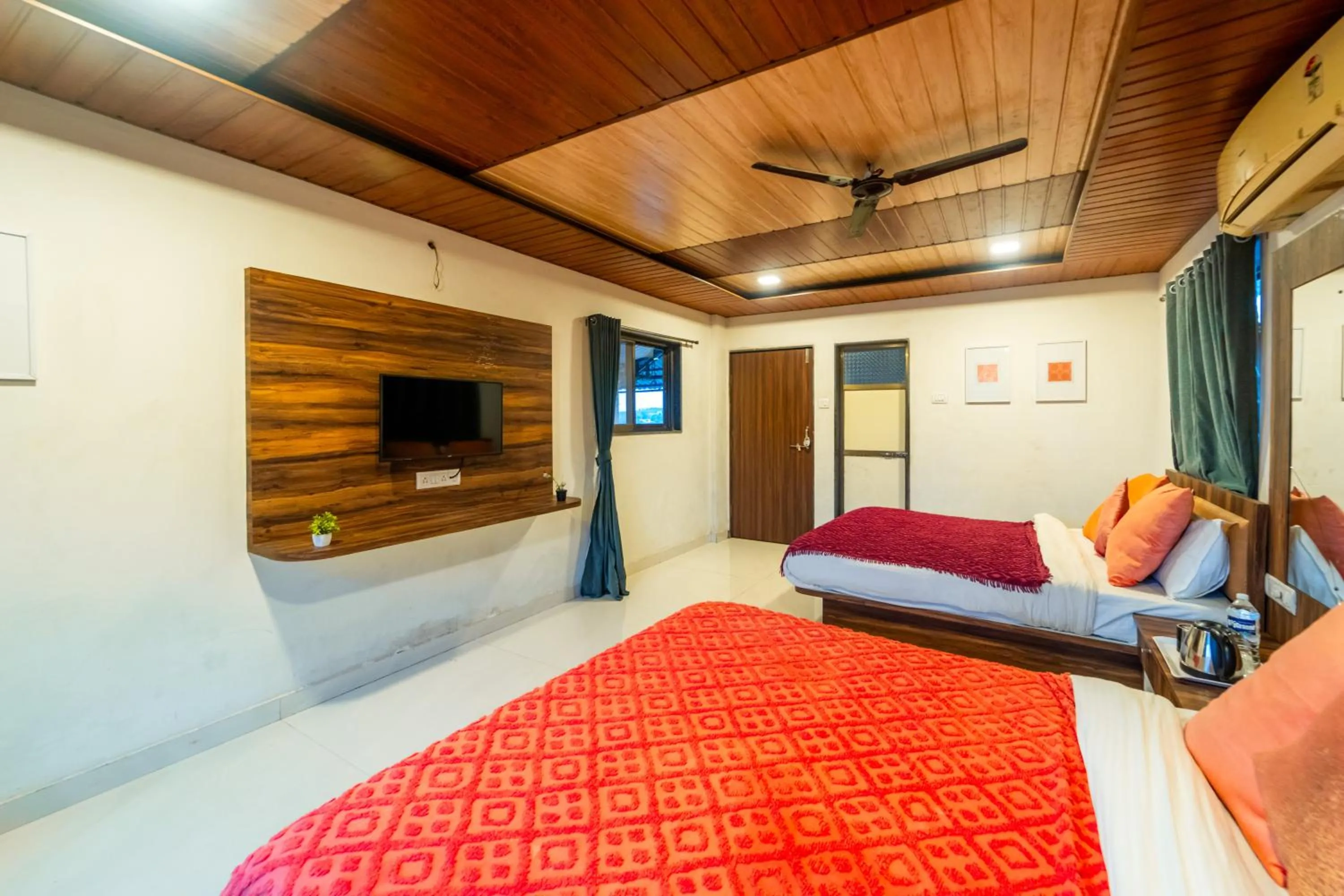 Bedroom, Bed in Strawberry County