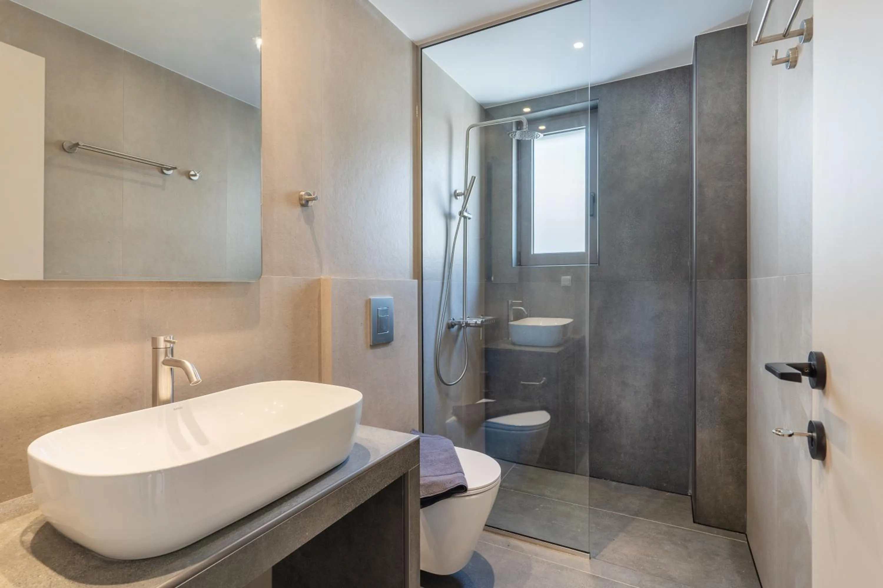 Shower in Dreta Suites