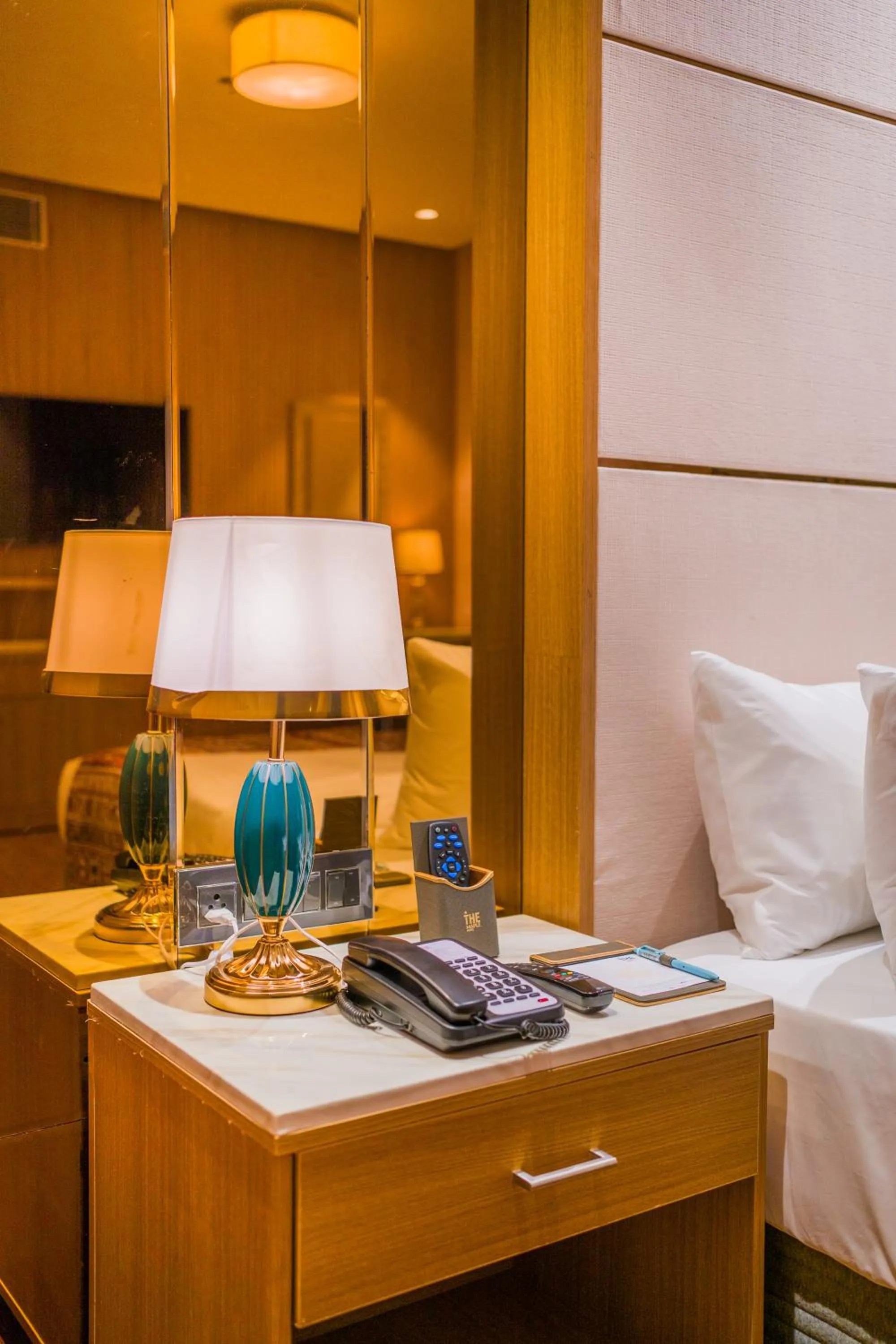 hair dresser, Bed in The Maple Hotel