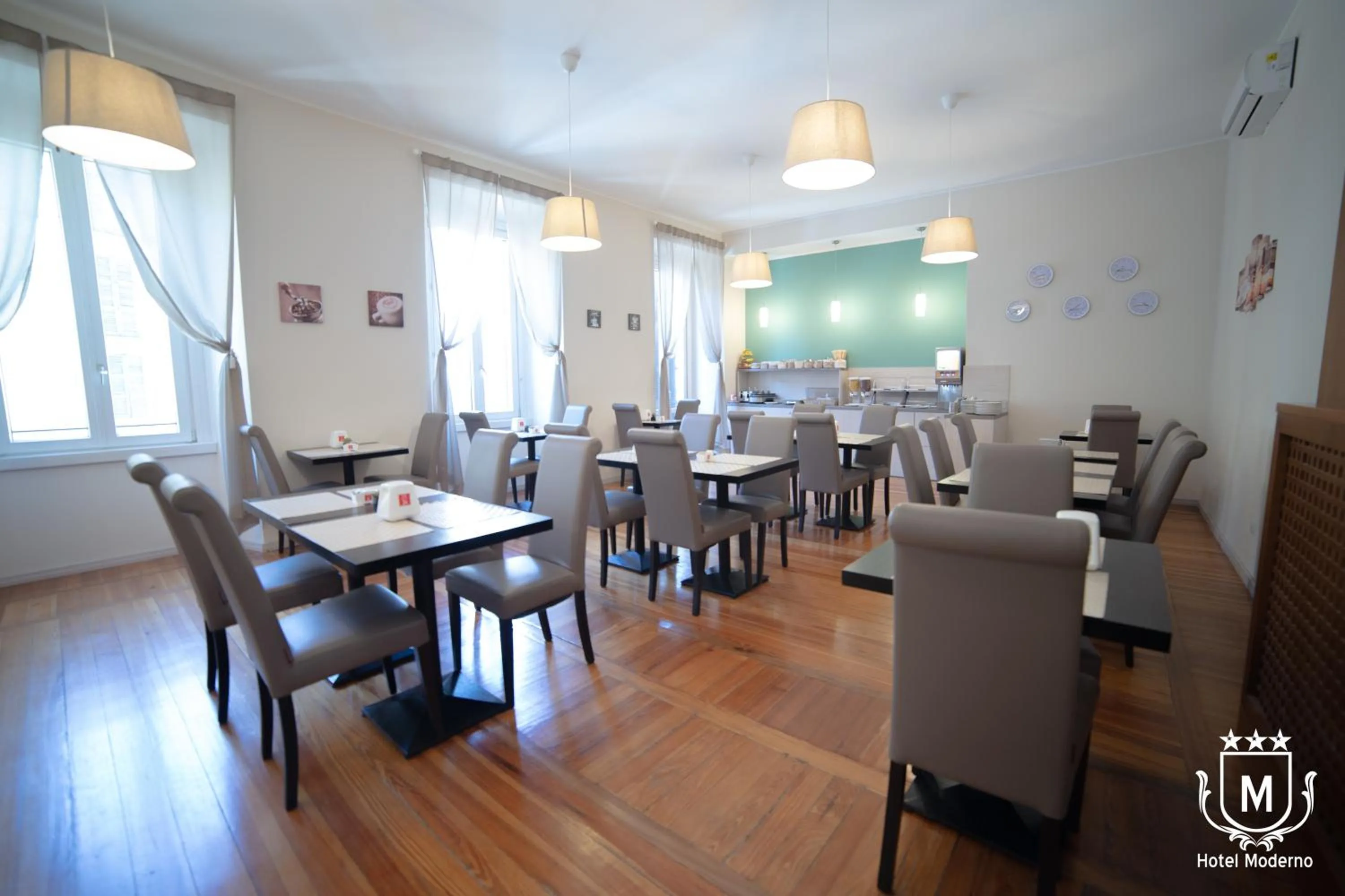 Communal lounge/ TV room in Hotel Moderno