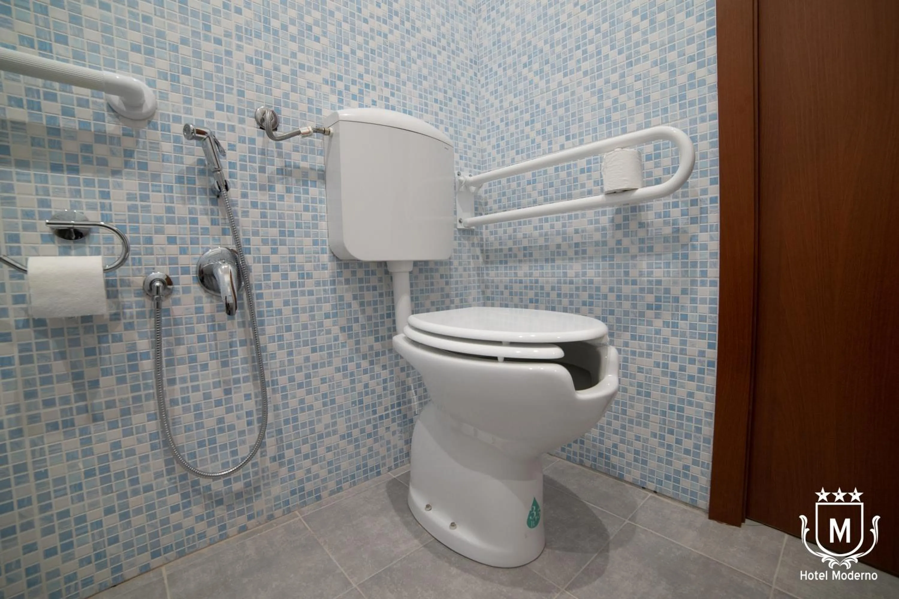 Toilet in Hotel Moderno