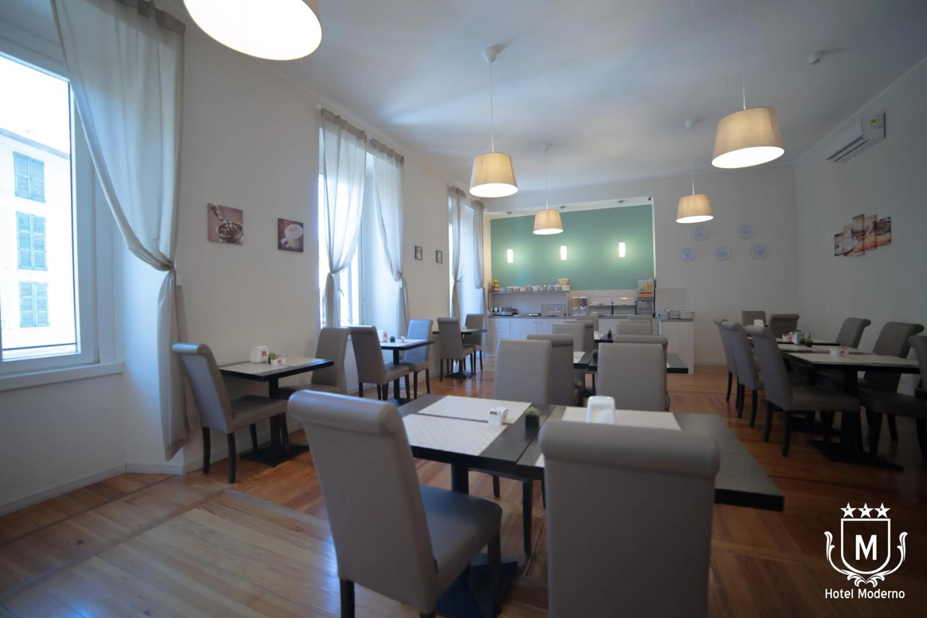 Communal lounge/ TV room in Hotel Moderno