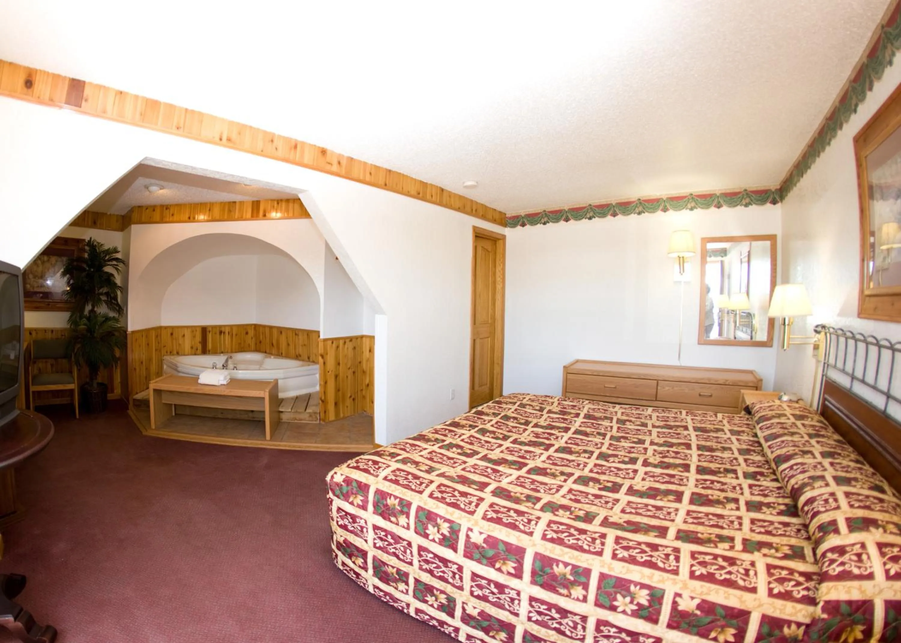 Photo of the whole room, Bed in North Country Inn & Suites