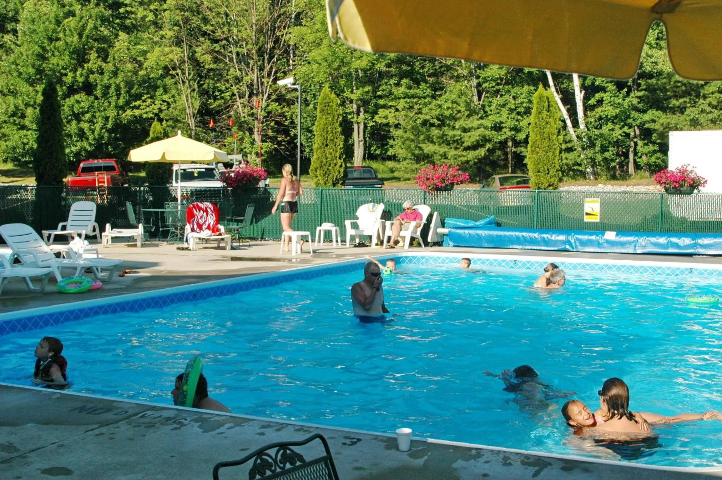 Swimming pool in Sierra Sands Family Lodge