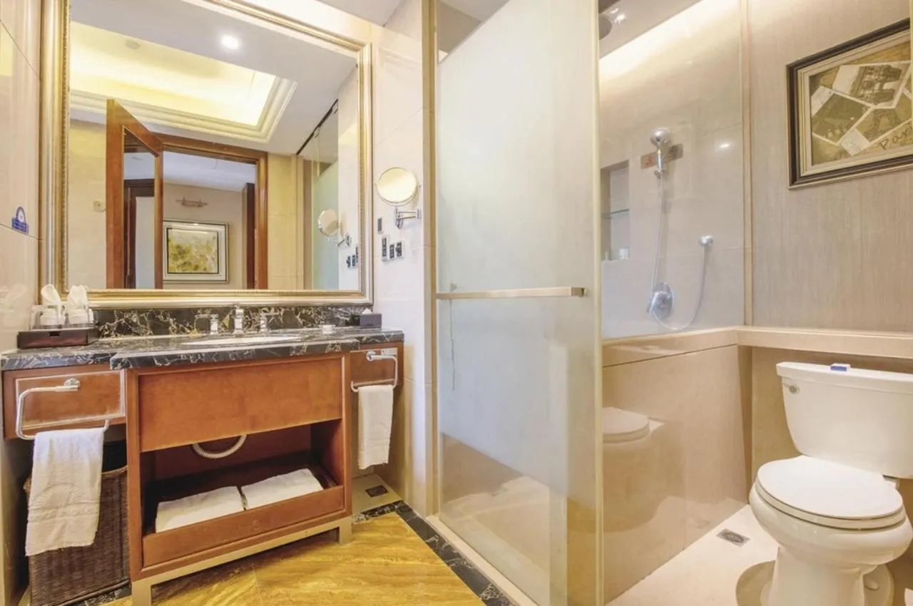 Bathroom in Days Hotel by Wyndham Logan City Huizhou